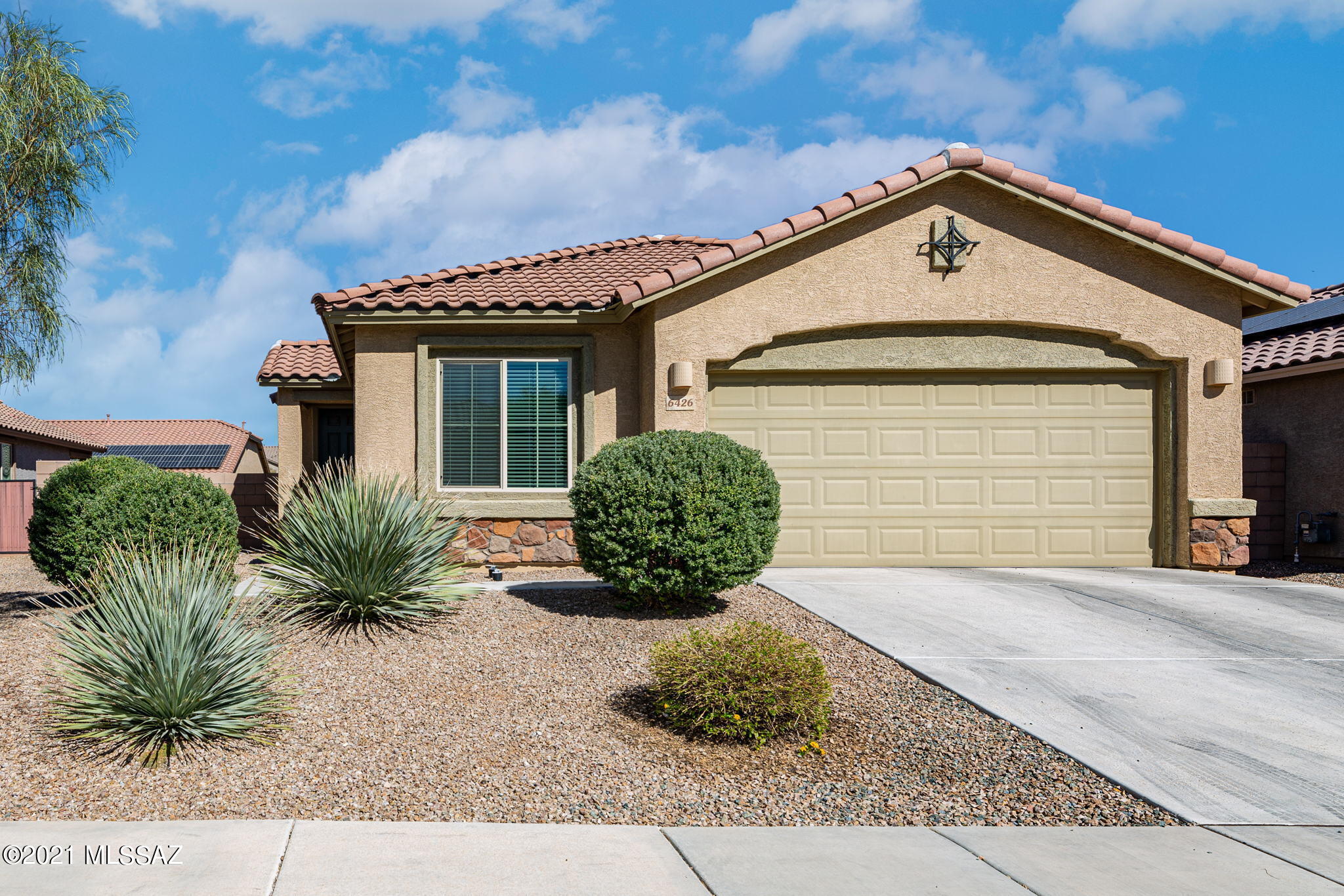 IMMACULATE 4BR Nestled on a tree-lined street. Sidewalks, play park, trails & dog park. This is why Star Valley is a highly sought-after location! Step into the spacious great room, 8ft entry door, high ceilings throughout, 20 inch ceramic tile floors on diagonal! Gray color palette w/2-toned paint is all the rage AND, SO EASY to live with! Highly upgraded cook's kitchen! Black granite slab counters, solid door maple cabinetry, crown molding, stainless appliance suite. Breakfast bar! Really special: backsplash fixed pane windows! Neutral BR carpeting. Jack N Jill hall bath adds family functionality! Play-sized yard w/ 12ft side yard-room for gardening. Privacy: homes behind at lower elevation. Schools 12-14 minutes north! 3 miles to Casino Del Sol & Sewailo Golf Club!