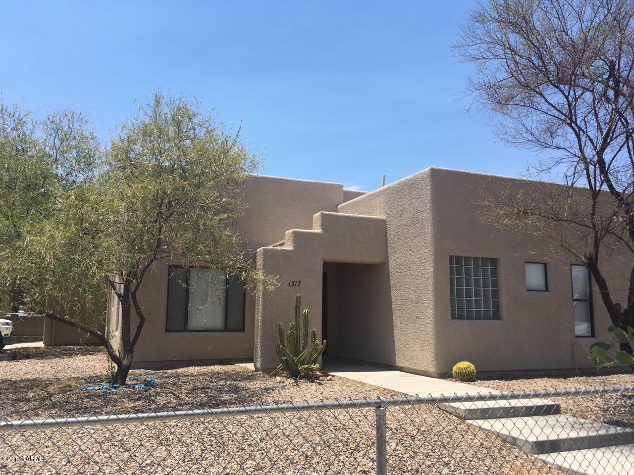 Great central location, features 4 bedrooms, 2 baths, large great room, open kitchen, split bedroom plan with all tile floors.
Close to shopping and dining and 3 miles from UA!