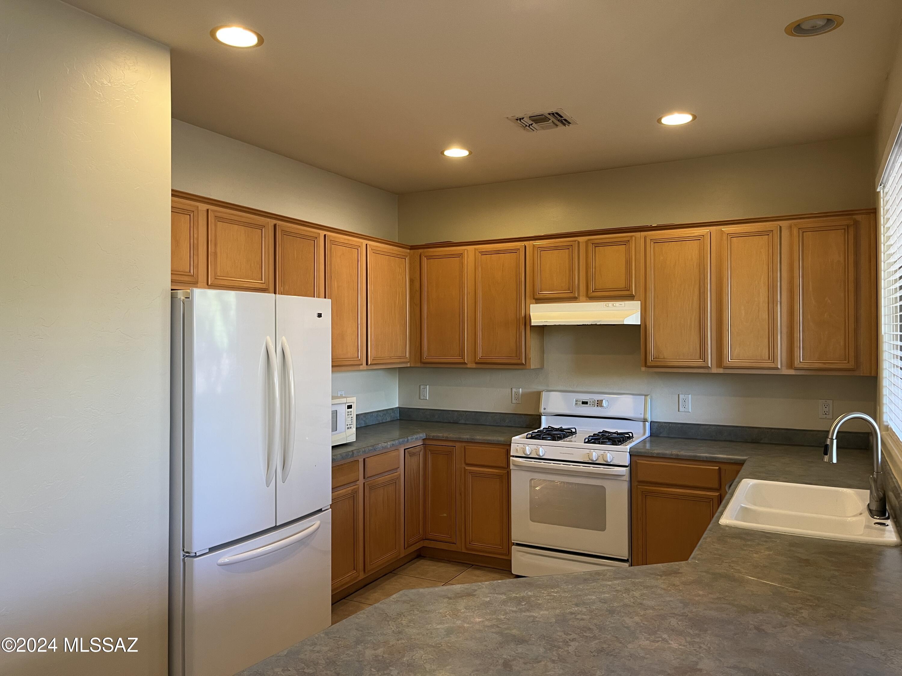 Hacienda Del Rio (1-118) - Residential Lease