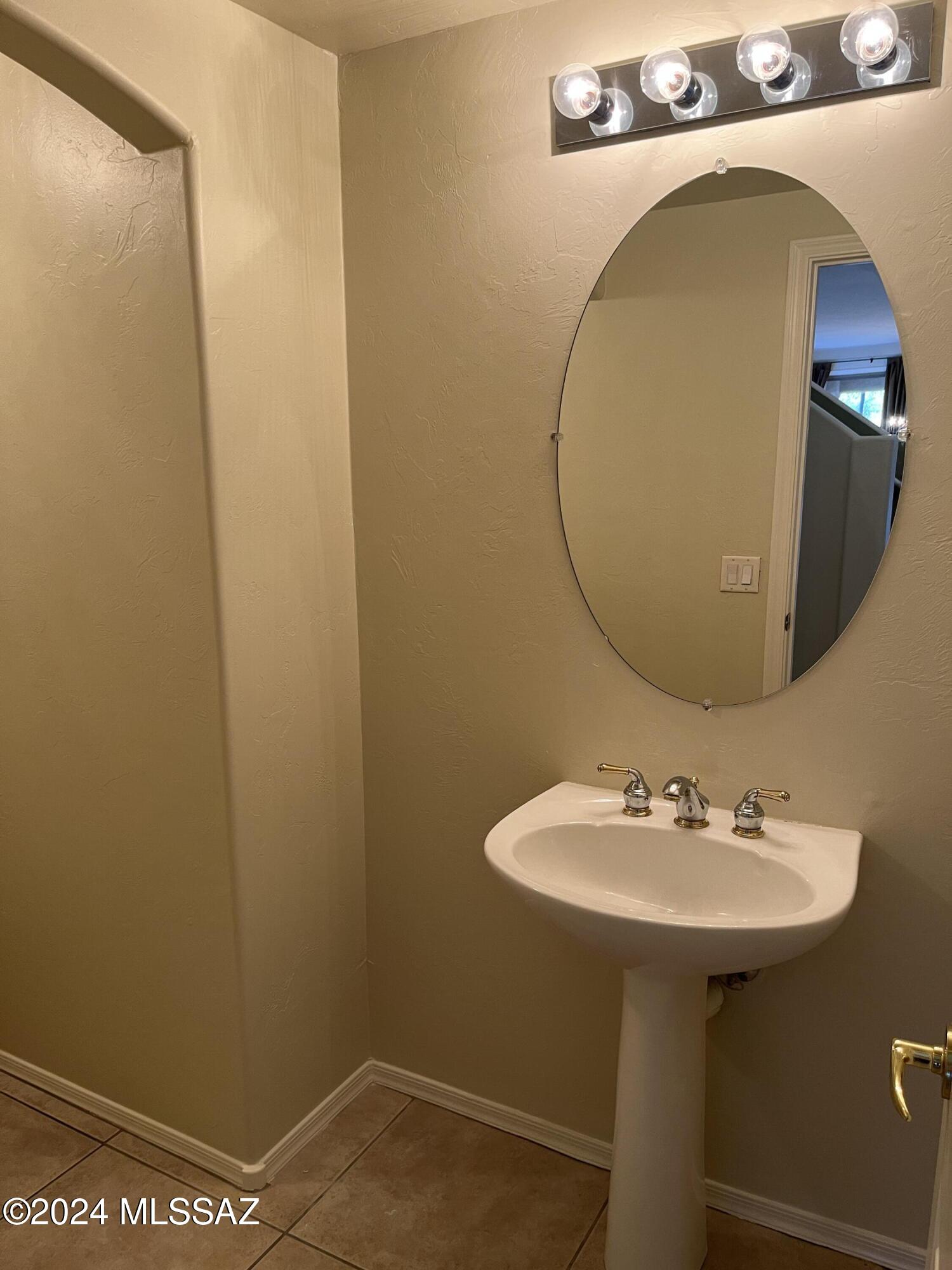 Hacienda Del Rio (1-118) - Residential Lease