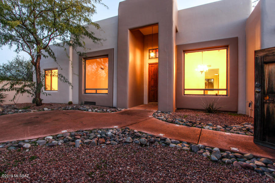 BEAUTIFUL SOUTHWESTERN HOME AND GUEST HOUSE WITH OVER 3000 SQ FT OF TRANQUIL LIVING ON AN ACRE! 6BED/4BA, SALTILLO TILE/WOOD FLOORING, 3 FIREPLACES, DETACHED STUDIO, 3 CAR GARAGE, WITH POOL WITH SPA. THIS IS A MUST SEE, CALL TODAY FOR SHOWING!