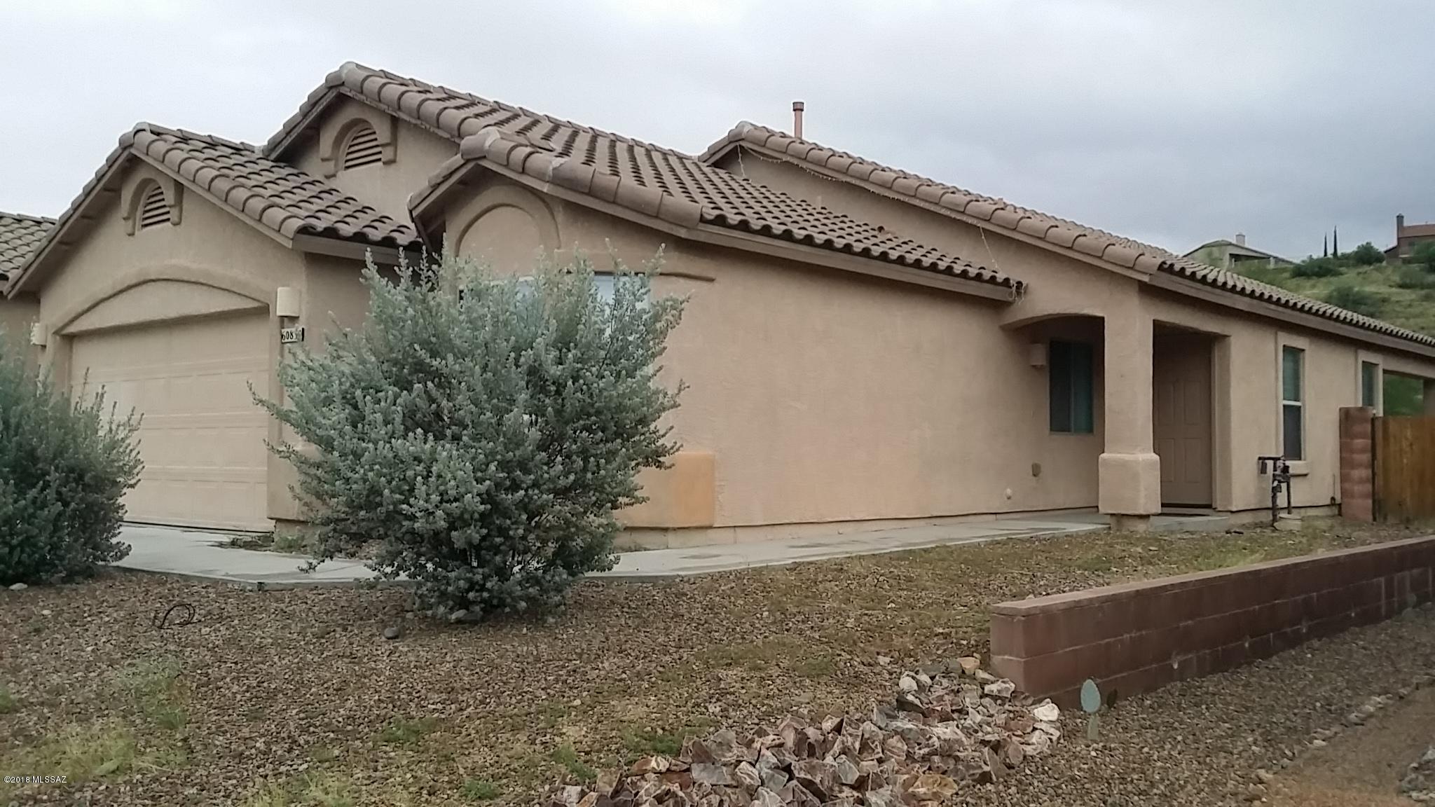 Range Pricing: Seller will accept or counter offers in the range of $190,000-$200,000. Fabulous 3 bed/2 bath home with Den (has closet, could be 4th bedroom). Features include SS appliances, pantry, cathedral ceilings w/ ceiling fans, plant shelves, spacious greatroom plan ideal for entertaining & a covered backyard patio that backs to a green space (no neighbors behind). Water company is Goodman Water. Hurry, come check out this lovely Eagle Crest beauty!