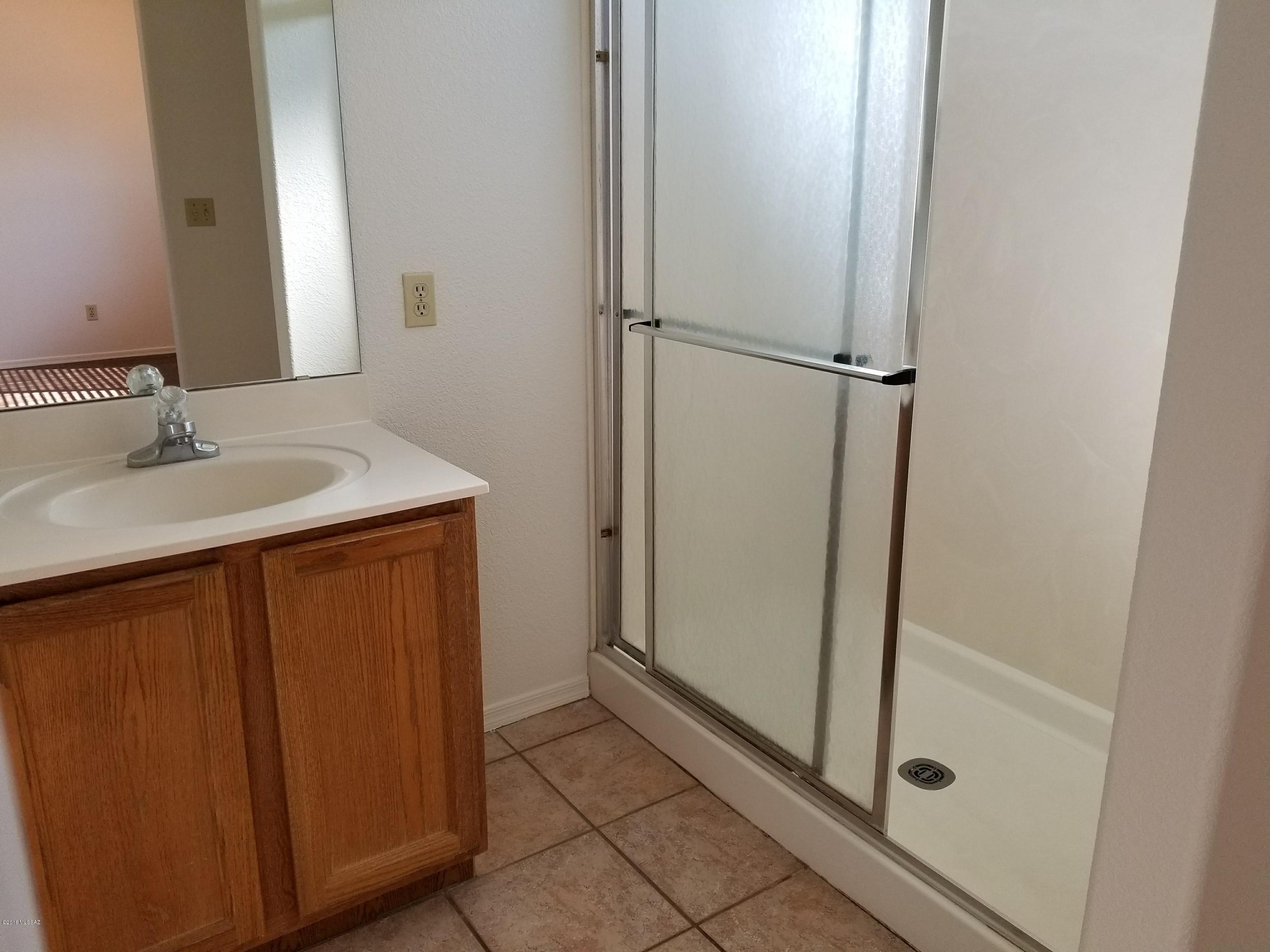 Hacienda Del Oro (1-879) - Residential Lease