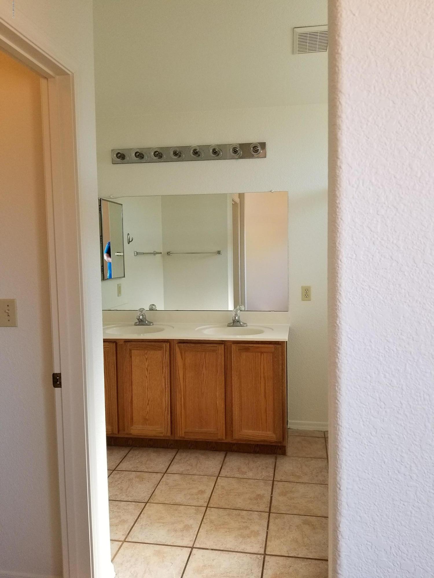 Hacienda Del Oro (1-879) - Residential Lease