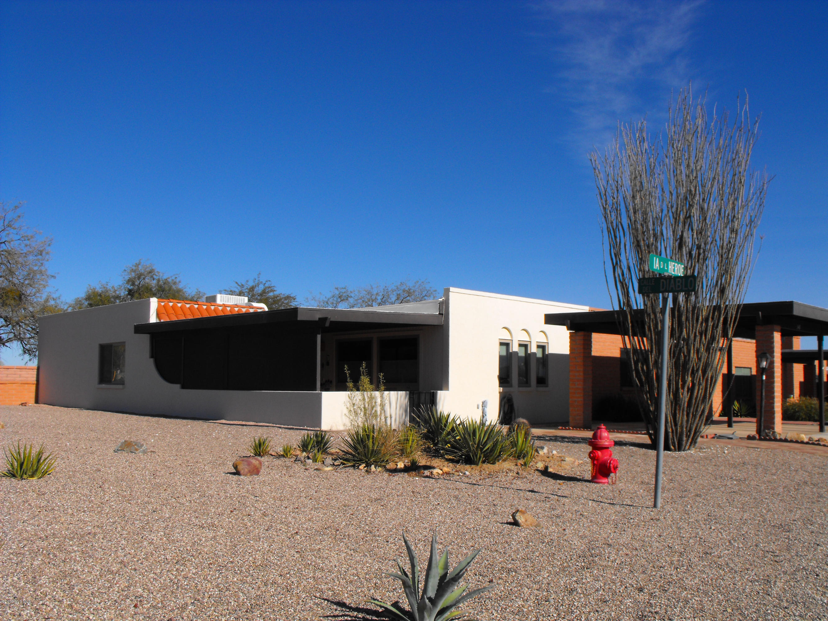 Immaculate corner-lot townhome in popular Casa Paloma I. 2 bedrooms, 2 baths with Arizona room and large, covered front patio. Recently updated kitchen appliances, windows, and flooring. Recently inspected with repairs completed. Retirement living at its best in sunny Green Valley, AZ.