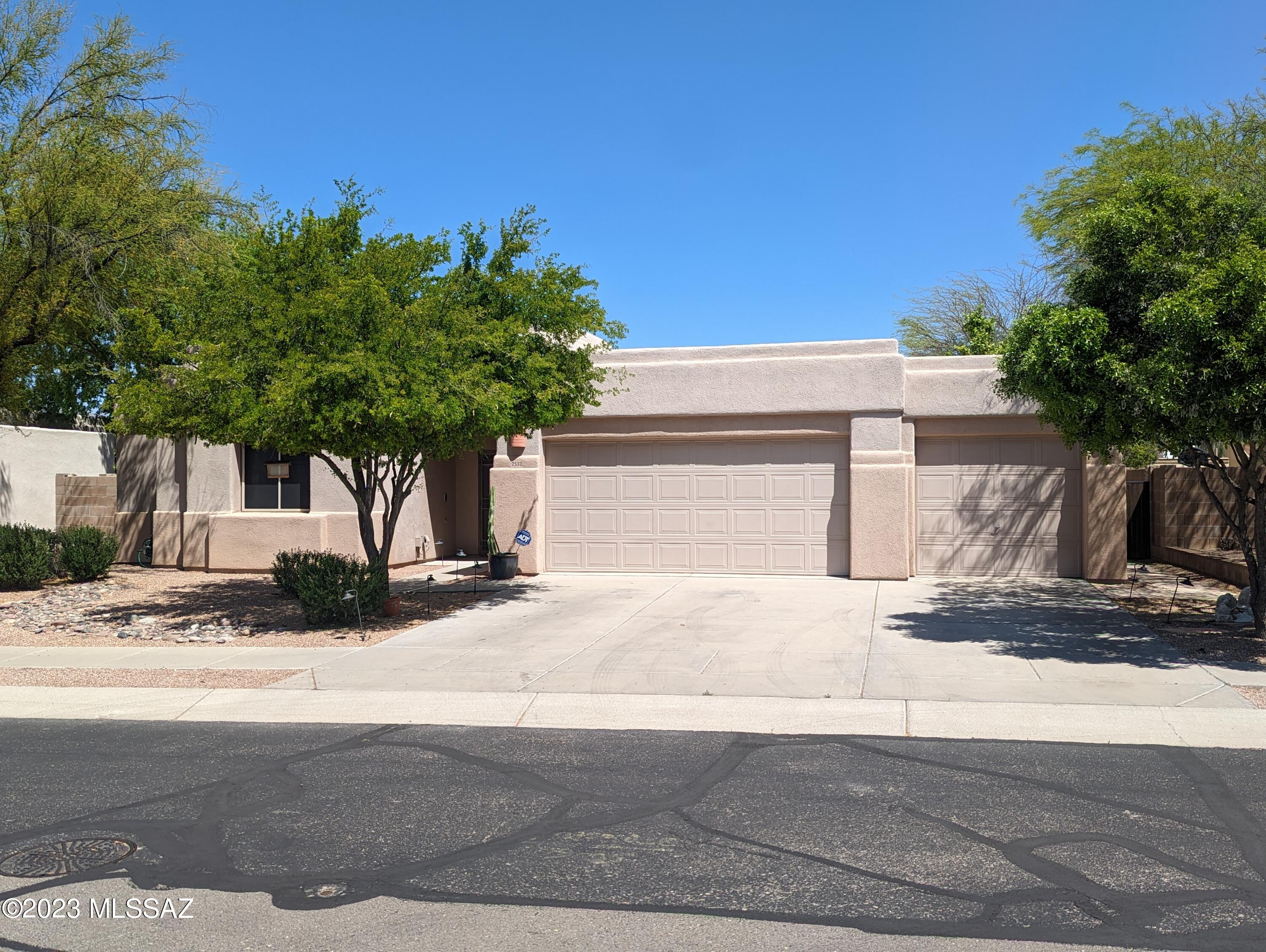 Recently renovated, gorgeous 4 bedroom 3 baths house with a gorgeous backyard ready for you to enjoy. Situated in the soughtafter Rancho Esperero gated community with it's community pool and spa. In walking distance of shopping, restaurants, Udall park, banks, you name it's right there. You don't want to miss this unique opportunity.
