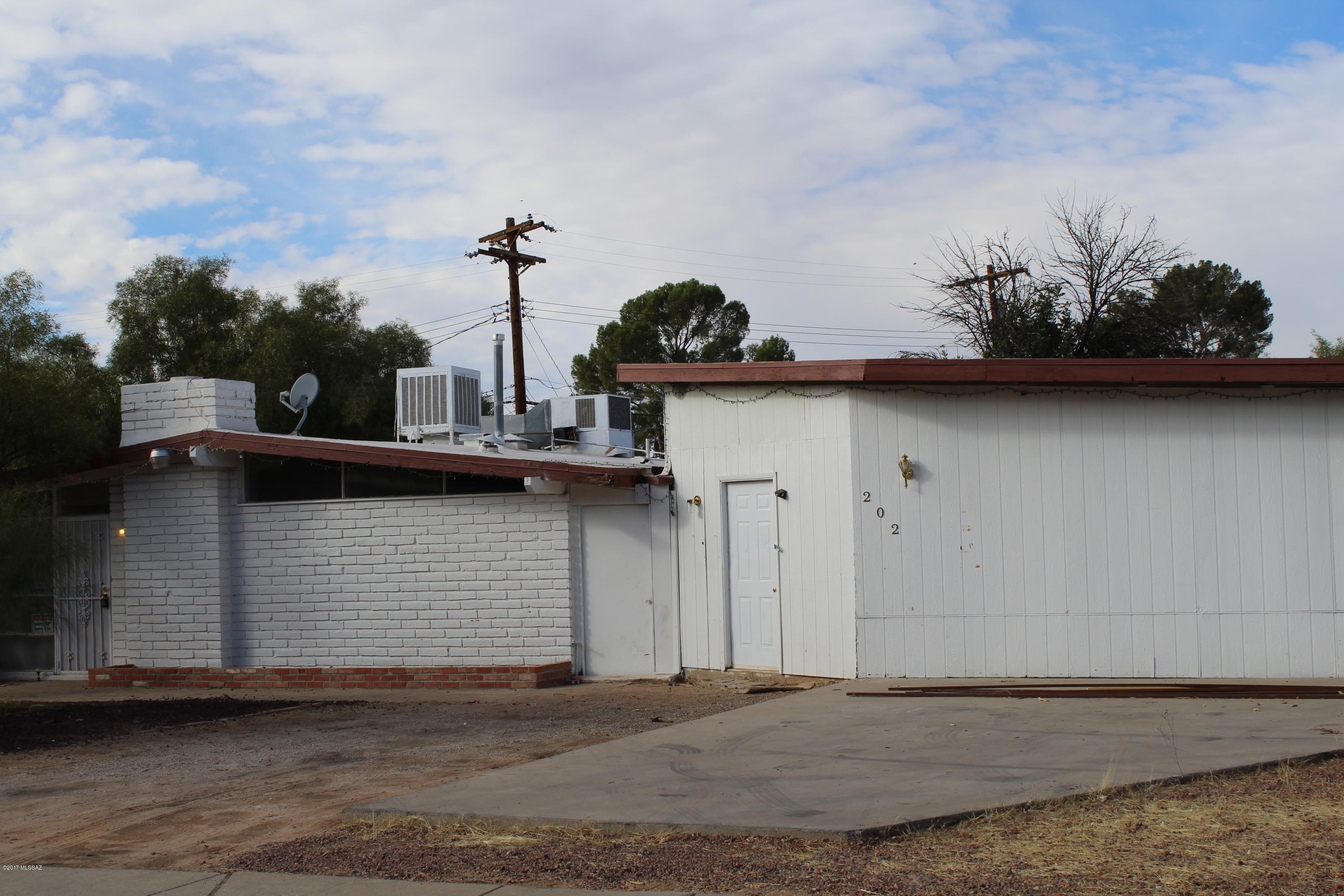 Investor Special, fix up property with tons of potential.  Located close to stores, restaurants, and much, more.  Sold As Is Condition.