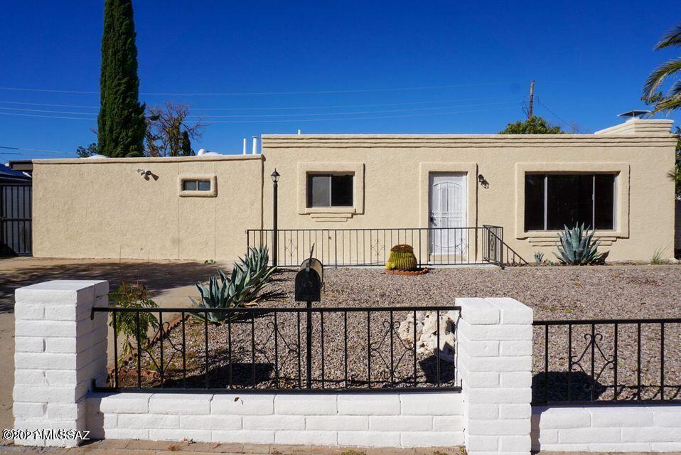 NEED SPACE?! Centrally located THIS 2427sf 5BD 3BA Beautifully Remodeled home is what you are looking for. Featuring 2 MASTER
BEDROOMS perfect for a GUEST QUARTERS, IN-LAW SUITE, MULTI-FAMILY set up. Updated kitchen featuring granite counters and beautiful cabinetry and
a moveable island. Spacious living room area featuring a cozy real wood fireplace. Lots of potential used for this GINORMOUS Family Room/BONUS room ...
big enough to add a 6th bedroom if you needed it. Tile flooring throughout. Big backyard with a Large WORKSHOP and extra shed for storage. This home is
must see!