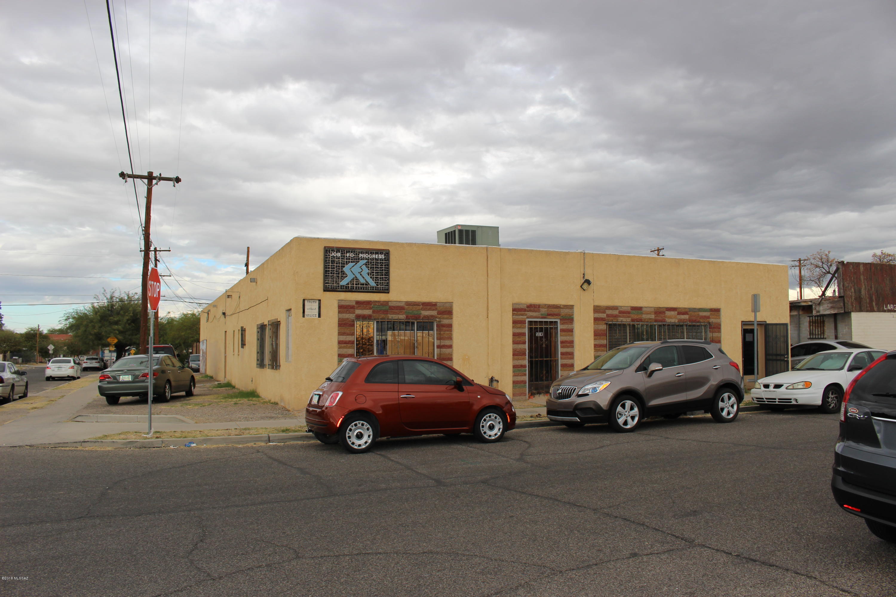 Main image without alt text