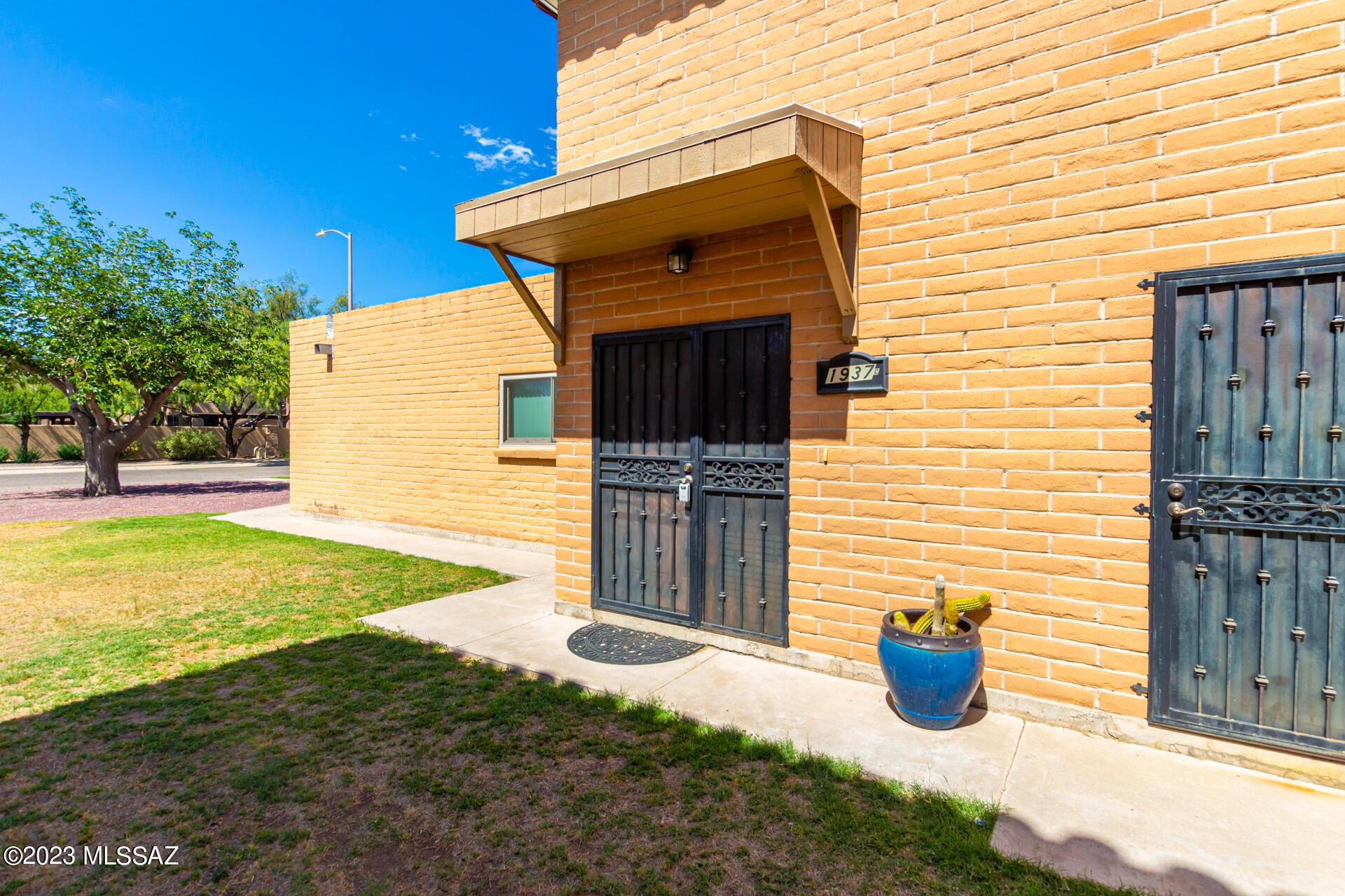 Location, location, location, recently remodeled in with all the bells and whistles as well as the attractive features of the community. FULLY FURNISHED!