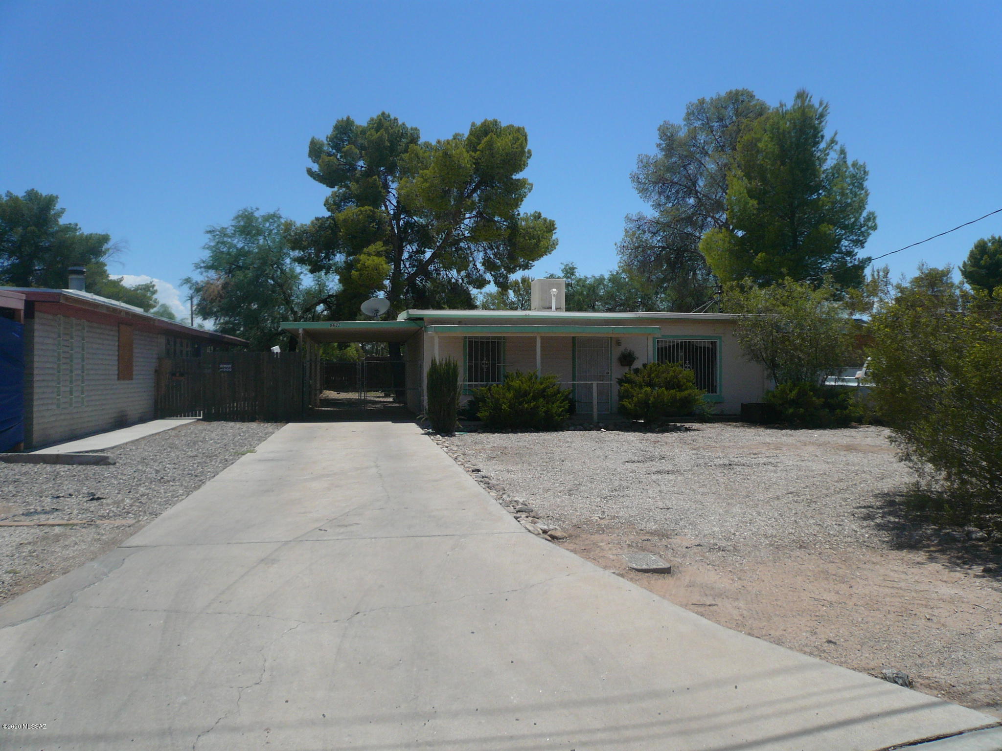 2 bedroom 1 bath 896 sqft, large backyard, 2 good size storage sheds. Go show.
