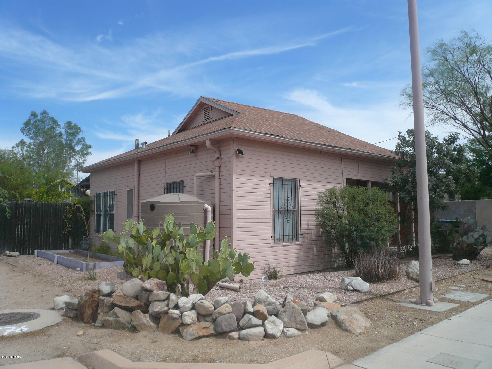 Classic U of A Bungalow, 2 Br, 1 Bath Beautiful wood floors. Tile in Kitchen. Unique slatted wood ceiling. 
Ceiling fans in living room and bedrooms. NEW HVAC (MAY 2020). Corner lot w/fenced yard and off street
parking...Solar hot water. Water harvesting, Kitchen with nice wood cabinets, dish washer and gas
oven/stove. Enclosed laundry with washer dryer in rear.