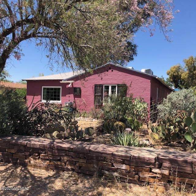 CUTE AS A BUGS EAR!  EVER SO CHARMING LITTLE BRICK BUNGALOW LOCATED CLOSE TO UNIVERSITY AND BANNER AND JUST OFF THE CAMPBELL CORRIDOR. THREE BEDROOMS , TWO BATHS IN MAIN HOUSE PLUS SEPARATE GST HSE WITH FULL BATH ALL SHARING WONDERFUL PATIOS WITH PORCHES AND GARDENS, 2 CAR GARAGE HAS BEEN CONVERTED IN TO ART STUDIO, HAS WATER AND COULD BE MORE LIVING SPACE IF FINISHED.
LOVELY AZ ROOM LOOKING TO GARDEN.