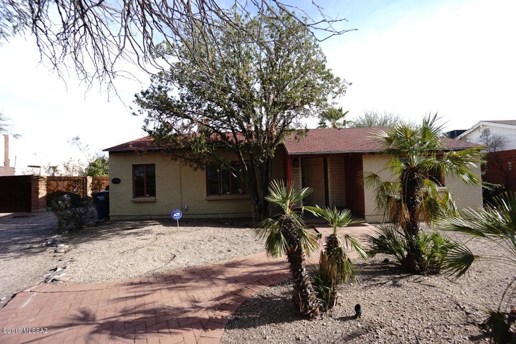 Great Central Location- Spacious & charming 2 bdrm/2 bath, minutes from UA/Downtown! Enter Living room with fireplace, Family room off Kitchen with gas range, and separate pantry area. Spacious dining area with vaulted beam ceiling exists to large Arizona room. AC, Ceiling fans, extra storage, off street parking, Washer/Dryer, Carpet, concrete, & Saltillo tile flooring. Lovely yard has covered Ramada with flagstone pavers. Low care landscape in front and back. Convenient to shopping and restaurants. Water/Trash included in rent (Country Club/Speedway)
