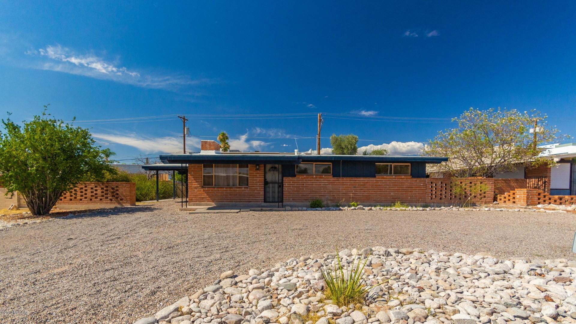 Showing will be Saturday, 7/13/2019, between 2 and 3 PM. If interested please stop by to fill out application. Recently remodeled 3/2 in ideal location. In the middle of the city yet quietly tucked into a friendly safe neighborhood. Features a sizable back yard, a cozy fireplace, a comfortable eat in kitchen and much more.