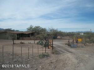 Very clean, nicely kept property loaded spacious 1.0 acre lot w/ stunning views of the Santa Rita mountain range, and outrageous sunsets! Includes mature shade trees,detached covered parking. Shade cover & Barn building.Can easily be configured with 2 horse stalls. Properties adjacent have horses as well, so come and join in on the riding fun! Yard is fully fenced for dogs. All of this with Vail water! This on will go quick ! Agent is owner & Licensed real estate agent in AZ