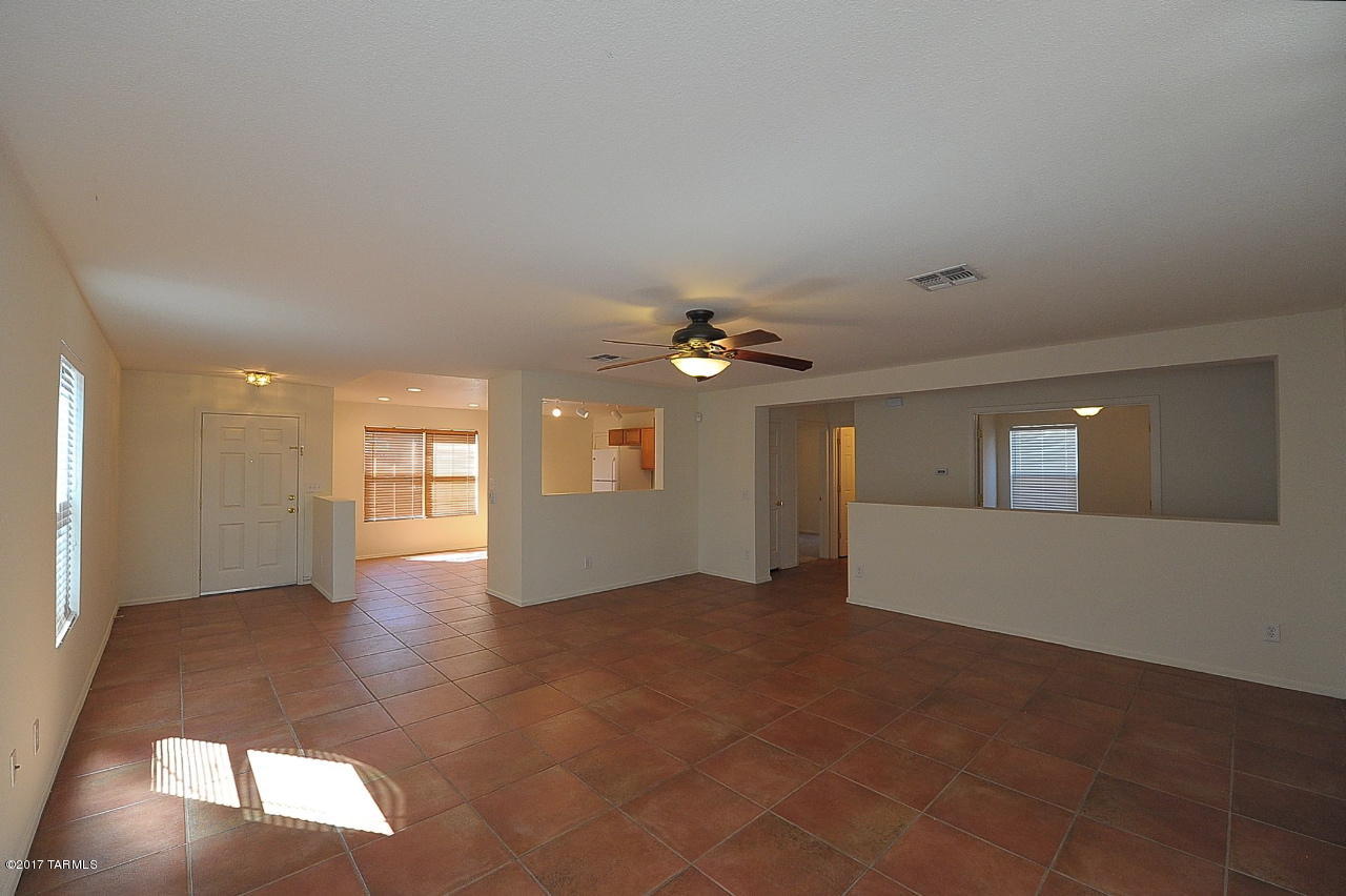 3 bedroom plus den/office in Hartman Vistas.  Large eat-in kitchen, island, gas stove. Spacious great room off kitchen. All ceramic tile with new carpet in den and bedrooms. Ceiling fans throughout. Near I-10, shopping and restaurants! Ask abount P#2846
