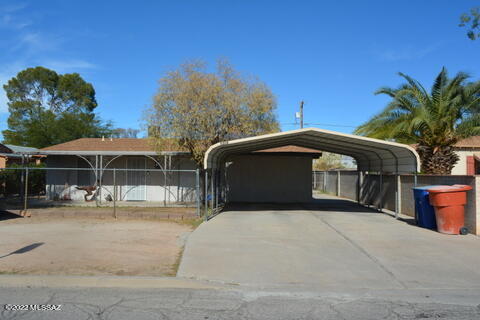 Great 3bedroom 2bathroom home located centrally in the coveted City Parkside subdivision. This beautiful home has been meticulously cared for. The home has recently been remodeled with tile throughout, carpets, new bathroom vanities and tiled showers, central air conditioning, newer stainless steel appliances, and fresh paint.  The home has a large backyard with a full covered patio and an extra separated room that can be used as a workshop or guest quarters. Perfect move in ready home!!