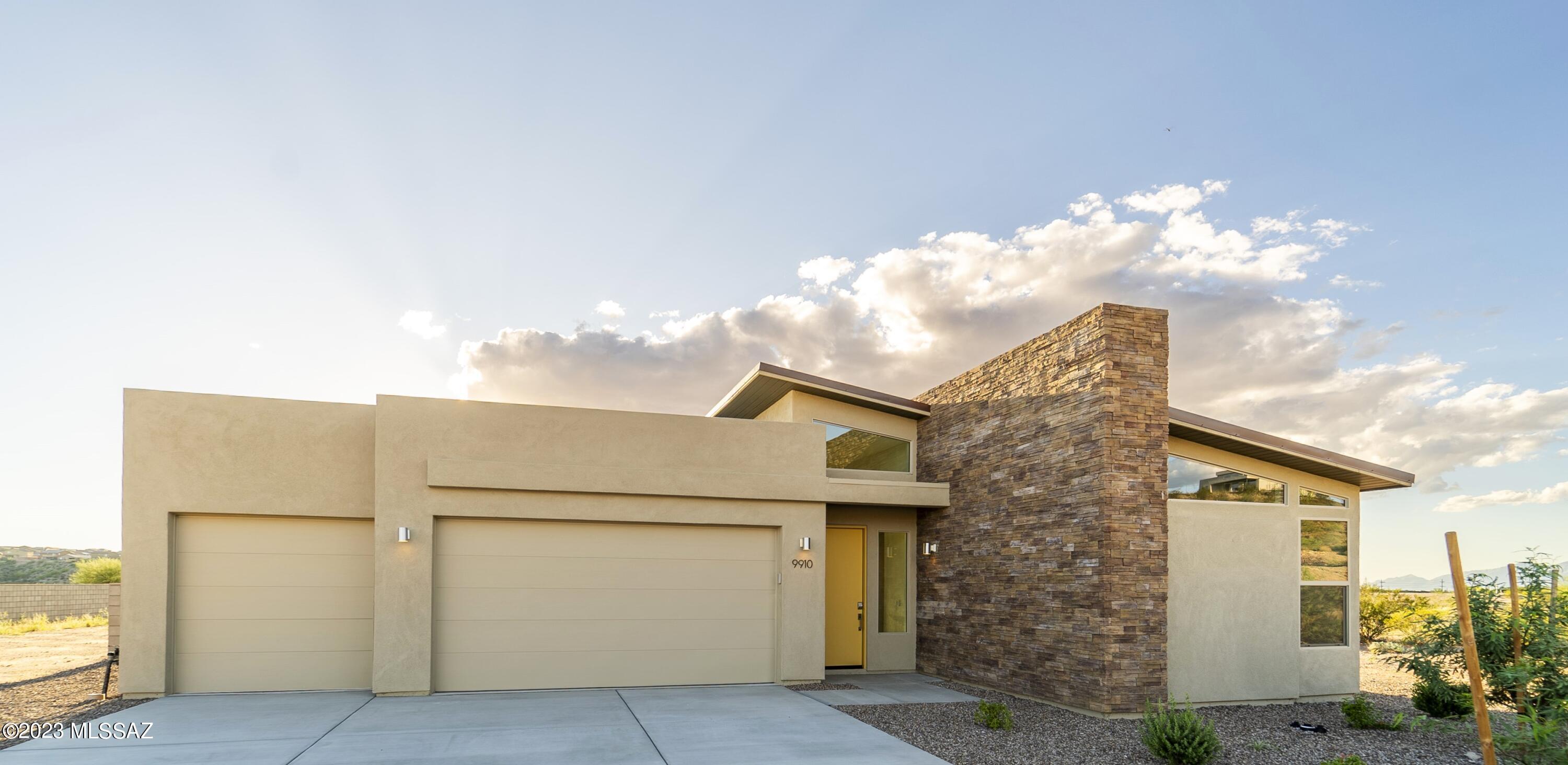 Stunning, energy efficient, new one level Pepper Viner home at Pinnacle Del Lago. House is complete and ready to move into. The gourmet kitchen is part of soaring great room /dining area. The Luxe is one of Pepper Viners most popular plans. Includes a 3 car garage, all on 3/4 acre lot inside Vail's newest gated community . Convenient to shopping, golf and outdoor recreation. Pepper Viner Homes is SAHBA's 7-time builder of the year.