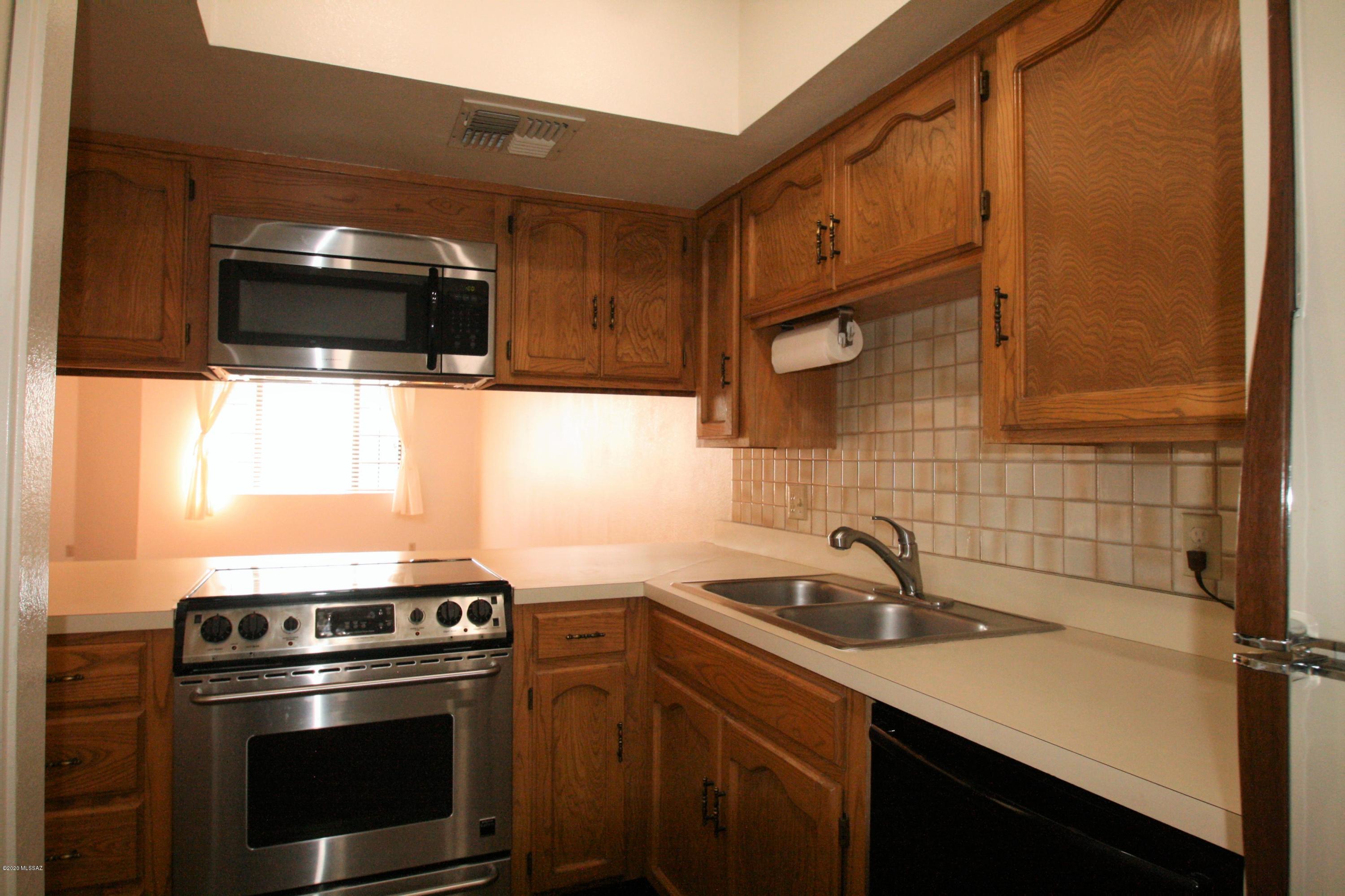 Twelve Hundred River Rd Condos - Residential