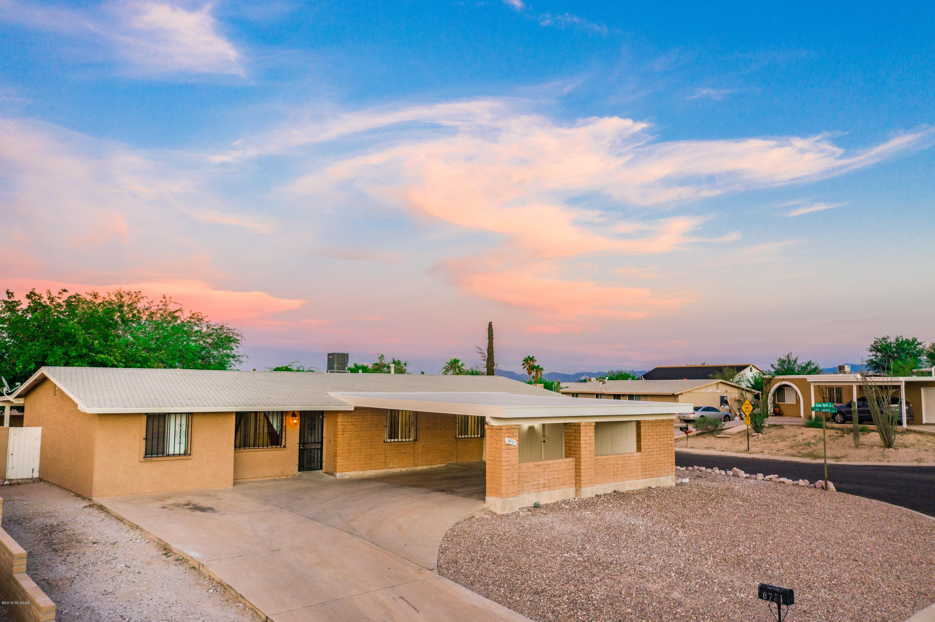 BUYER'S LOSS YOUR GAIN
A 5 Bedroom  YES A 5 BEDROOM!!!!. This Beautiful home has a clean slate, which gives you an opportunity to make it  your own, with not much effort. Close to shopping , the Casino Del Sol and even the freeway,to get you downtown in minutes. If you're looking in the Southwest Area of Town,  THIS IS THE HOUSE FOR YOU