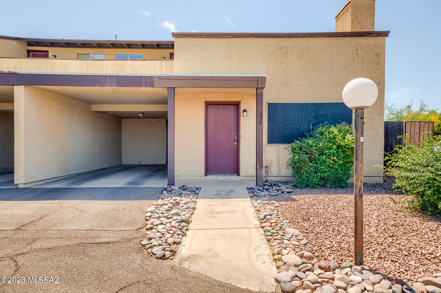 Great Income Property! Tenant in place until Jan 31st 2024
Fantastic loft style townhouse. Vaulted ceilings - newer kitchen - extra cabinets in laundry/storage room. Only 4.5 miles to U of A via mountain bike path. Community pool. Close to shopping, gym, bus lines, restaurants and Tucson Mall.