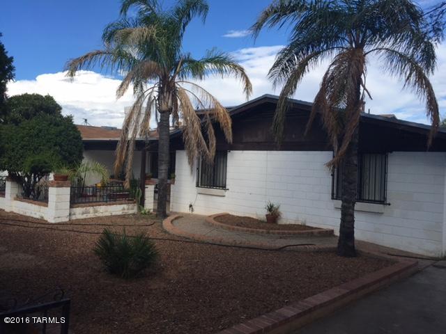 This home is great for entertaining with high vaulted cielings, an Arizona room, stainless steal appliances, and an amazing backyard with pool and spa.