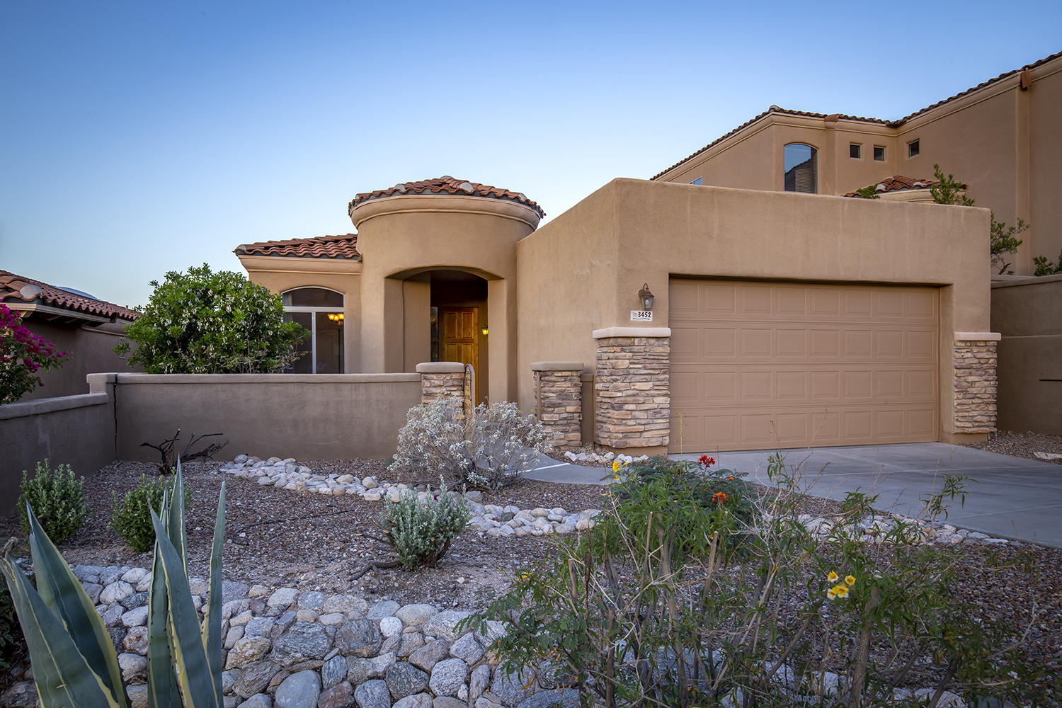 Lovely single-story home at the in the exceedingly popular gated golf community of The Villages of La Paloma. Located at the end of the street, so you can take advantage of and enjoy the great views! Vaulted ceilings and open floor plan make this home open and bright. Custom mosaic title in the entry, 18'' ceramic tile. Gourmet kitchen with granite counters, 42'' upper cabinets, center island and an expanse of cabinets. Cozy breakfast nook and large pantry. Beautiful family room with fireplace looks out to the patio, perfect for enjoying the southwest lifestyle that Tucson offers. Large master suite, w/walk in closet and garden tub. Community pool and spa to enjoy. Popular community so do not delay.