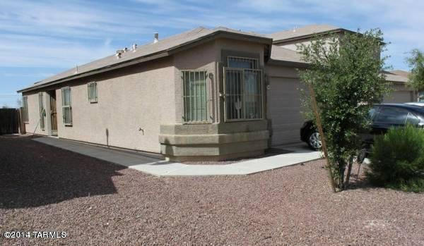 Lovely ''great room-concept home'' with 4 bedrooms & 2 full baths, open kitchen, breakfast bar island and room for dining. Gas stove, refrig, dishwasher, disposal,
Split bedroom plan with master bedroom having dual sink vanity and walk-in closet.

a/c and gas for heat & stove