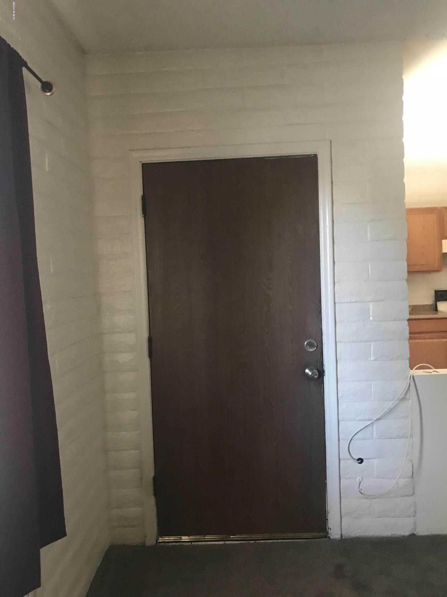 Central rental! Property has newer cabinets and flooring! 2BR/1BA with private yard, coin operated laundry onsite, and evaporative cooling. Close to shopping, restaurants, U of A farm and the river walk. Call office to view! 

*tenant occupied until 04/30/2020*