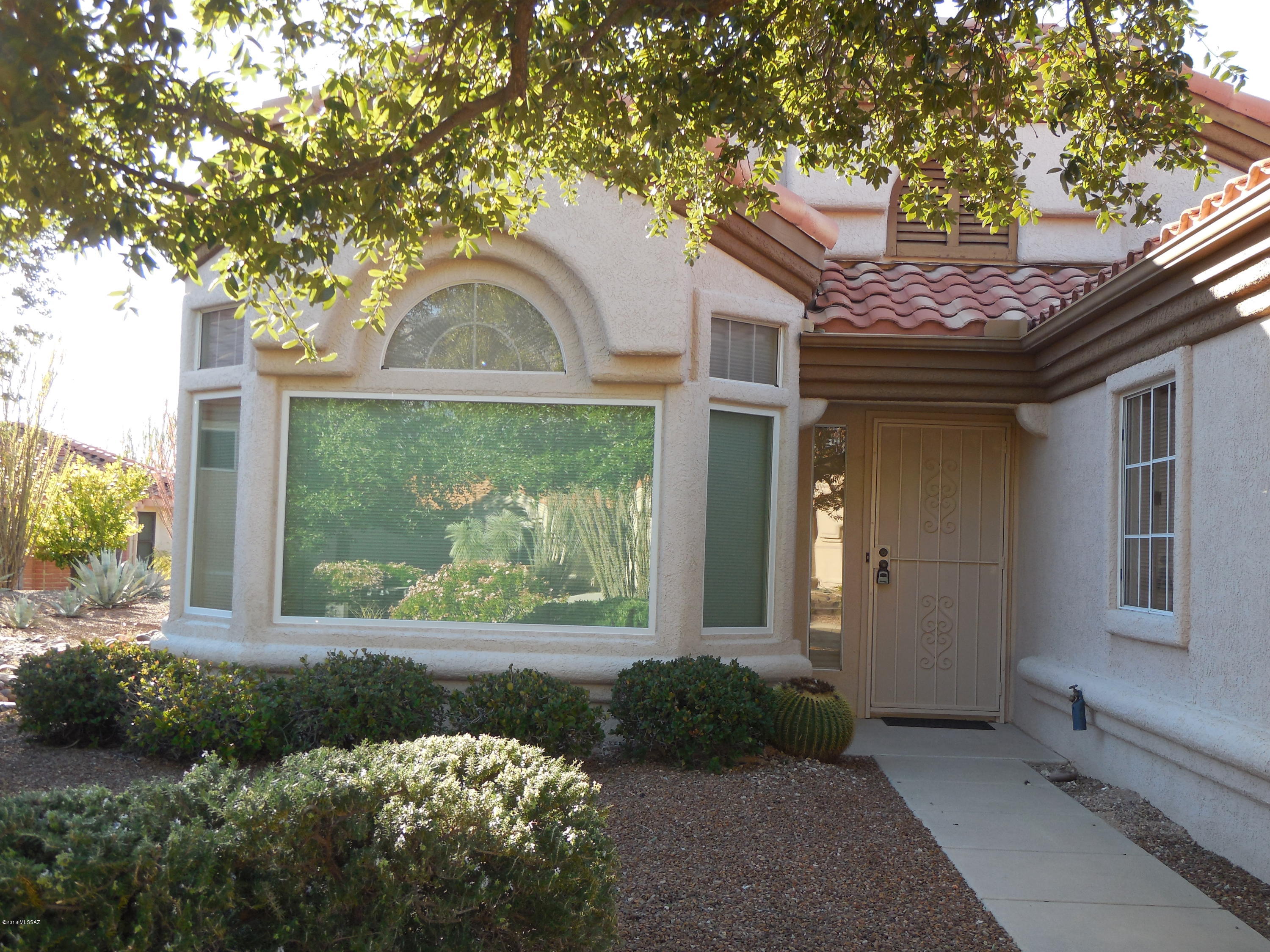 Enjoy active adult community of Sun City. Split 2 BD, 2BA home, partially new flooring in traffic area ,kitchen and baths. Private lot with no house on one side on cul-de sac.  Mstr. Bedroom features bay window , large master bath with walk-in closet, garden tub and sep. shower, dual sinks.. Great floor plan with convenient kitchen with plenty of cabinets, opening to the family room, formal living room and dining area. Catalina views from front yard. Ready for new owner. Enjoy many activities of this lovely community.