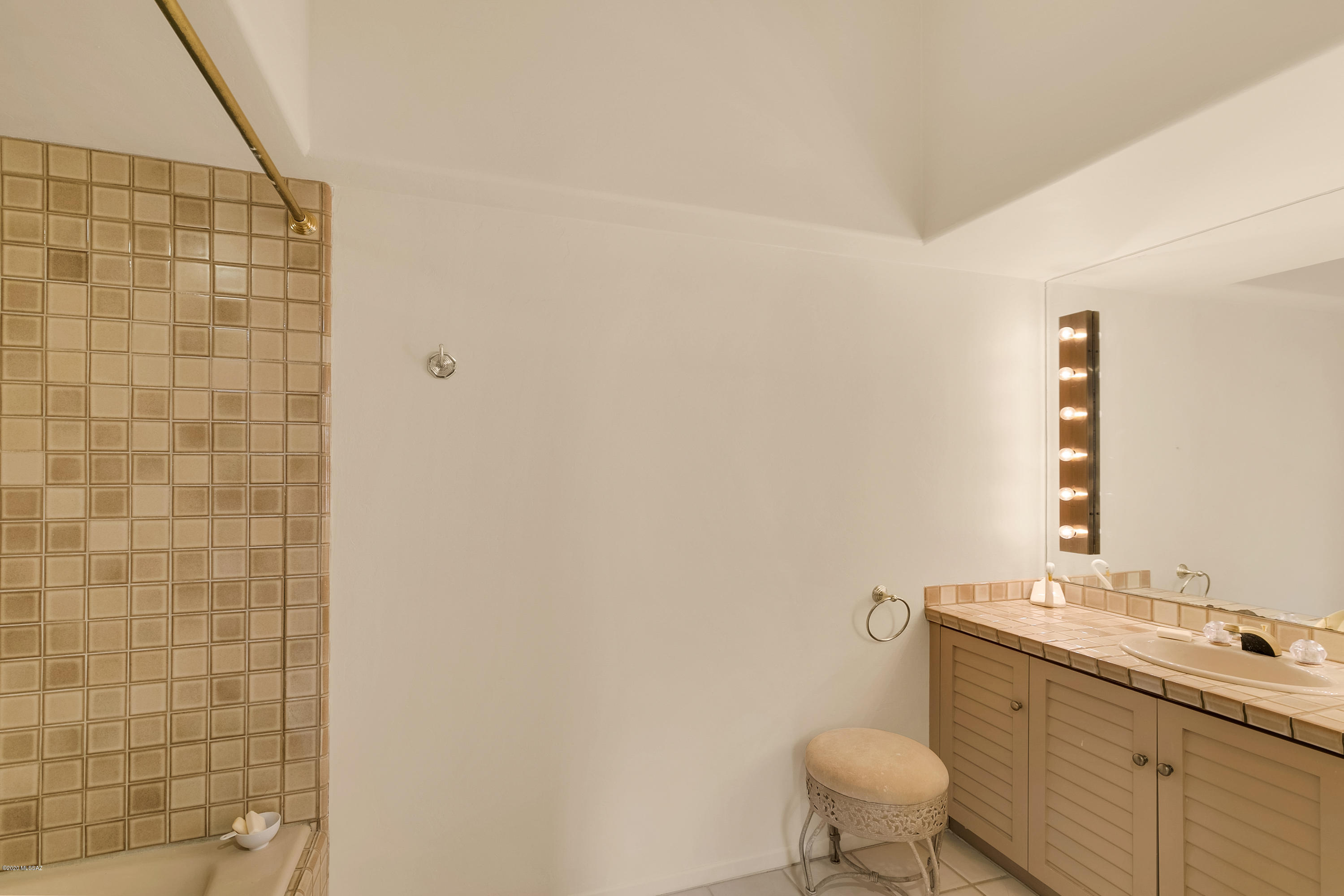 Finisterra (1-210) - Residential