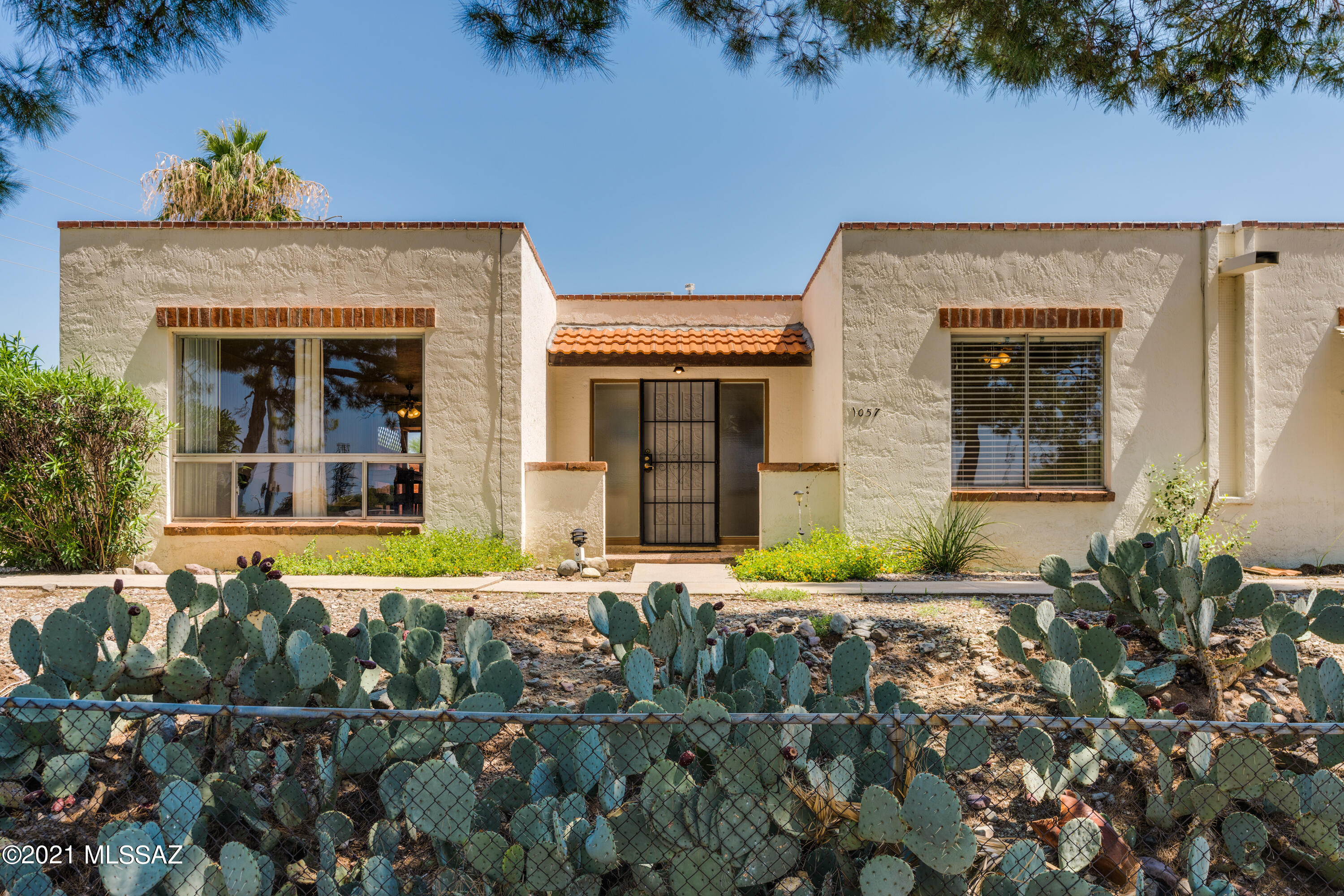2 bd, 2 ba condo in great eastside location! Close to everything you need, shopping, restaurants and more. Private community with large mature trees. Lots of closet space. Covered patio to enjoy your morning coffee. Cozy living that would be great for professionals or winter visitors. Cyclists will love easy access to The Loop at Pantano Wash. All window coverings stay.