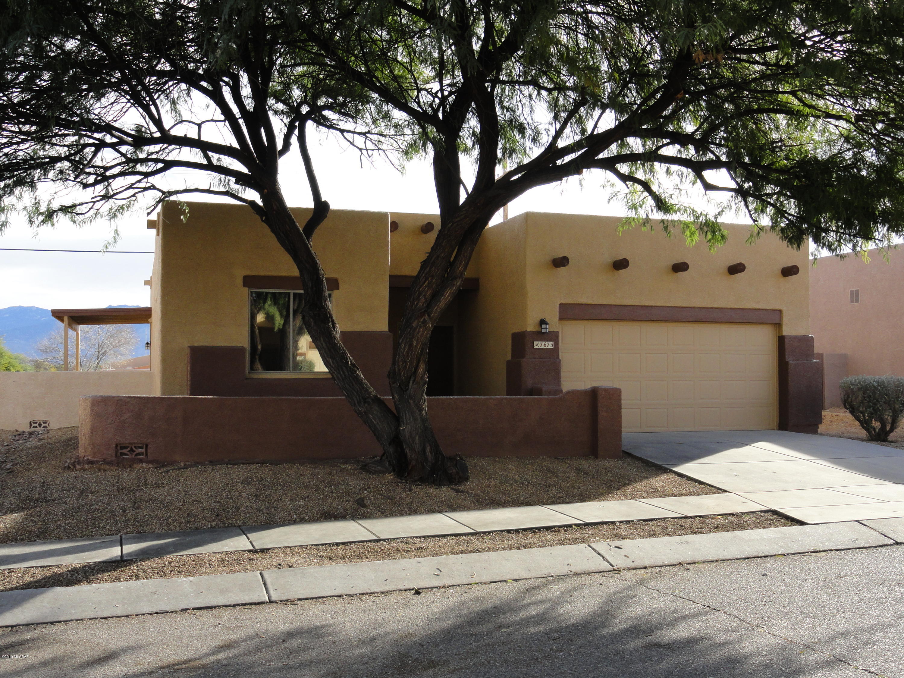 Sellers are licensed real estate agents in Arizona.  Great MOUNTAIN views in this 1917 sf home with large 2-car garage.  4 bedroom/2 bath split floorplan with great room and vaulted ceilings. Beehive Fireplace in great room. NEW kitchen cabinets with Granite counter tops. NEW Stainless Steel appliances. Plant shelves throughout. Large Master bedroom with walk-in closet and large bathroom.  NEW interior/exterior paint. This is one you don't want to miss!