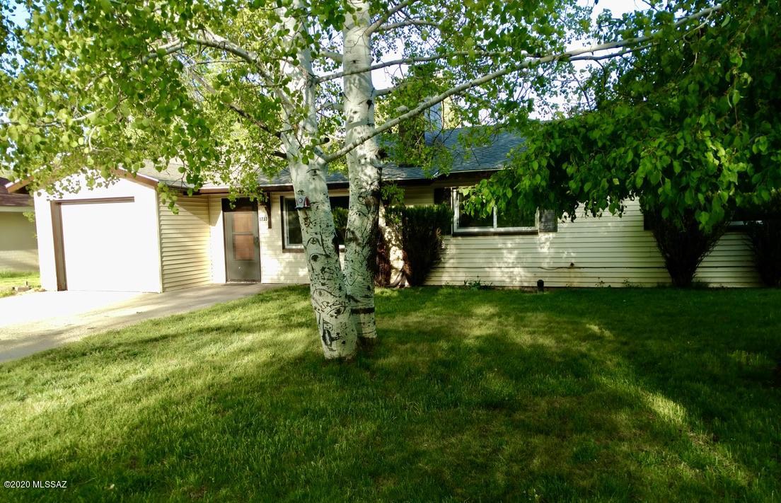 Front living room, spacious kitchen/dining area, good size bedrooms, one car garage, fenced back yard. Located near Flagstaff urban trail.
Seller is licensed to sell real estate in Arizona.