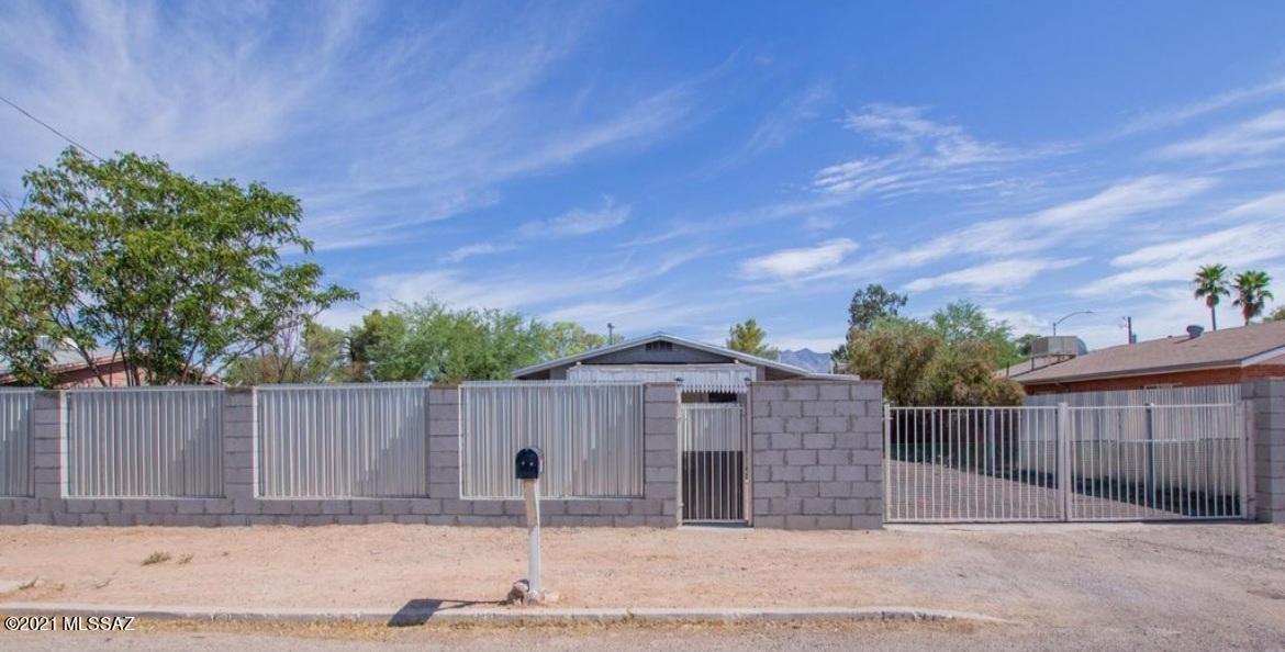 Lovely 3 bedroom 2 bath, with 2 living rooms.  Fully fenced yard.  Mountain views from the backyard. Great midtown location!  Close to shopping, bus line, and schools.