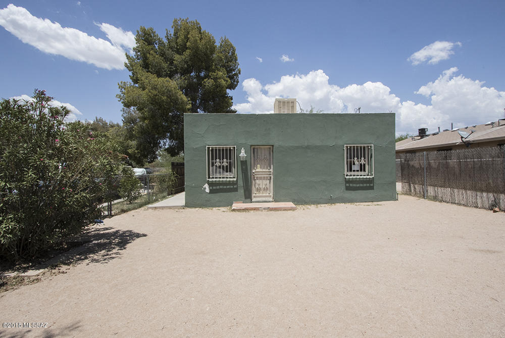 Green Front Unit is a 2bdrm/1bath, covered back patio, yard.  

RENT $650   DEP $500
Water, Trash, Sewer Incl ($10 per person)

Pet Fee $150
No cats permitted at this property