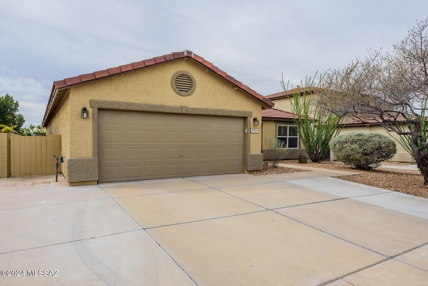 Beautifully maintained 3bed/2bath plus full-size den conveniently located in Rita Ranch and Vail School district. Brand new roof installed 2024! Upgraded kitchen and baths with alder cabinets and granite tops. Formal living/dining room plus an open concept great room. Tile and polished concrete floors. Master bath has dual vanities and large walk-in closet. Paved off-street parking for 4 cars. Great home and great location.. close proximity to Valencia, straight shot to freeway, Raytheon, etc. Come see this property today!