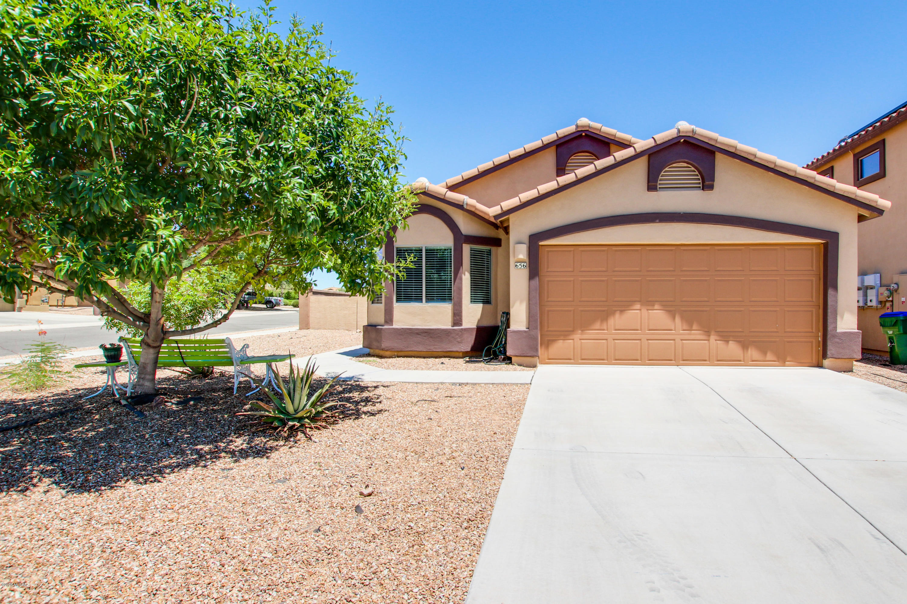 Wonderful 3 bedroom 2 bath plus den home. Resting on a corner lot and  located in the desired Rancho Sahuarita. Open floor plan with spacious bedrooms. Kitchen features upgraded cabinets, breakfast bar island and plenty of counter space. The master bedroom has a relaxing garden tub, separate shower and large walk-in closet. Large backyard that features a small turf area, a planter box, structure for a covered patio and a blank slate to fill in the rest. Close to multiple parks, easy access to I-19, and move in ready. Come and enjoy all the amenities the community of Rancho Sahuarita has to offer! Come take a look!