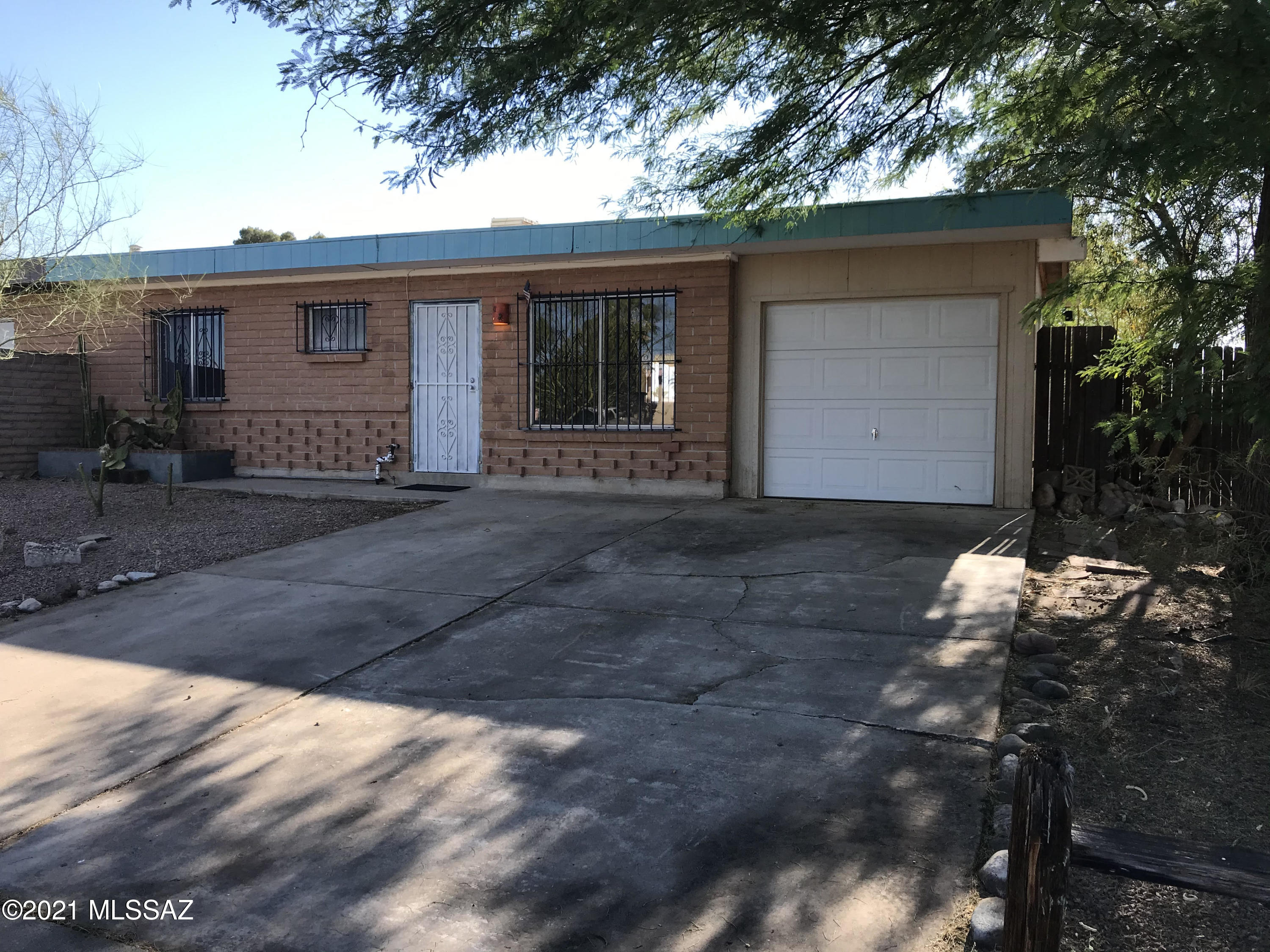 Real estate is on fire! Here's a great opportunity to pick up an investment property or a starter home. A little TLC and this one is good to go. Cozy 2 bed/1 bath (no carpet!) on a larger corner lot. Backyard access from the alley to store all of your toys or to create a garden oasis. Conveniently located off of Escalante (north of the DM Boneyard) in close proximity of Davis Monthan AFB. Lots of local shopping and restaurants.

Professional photos early next week!