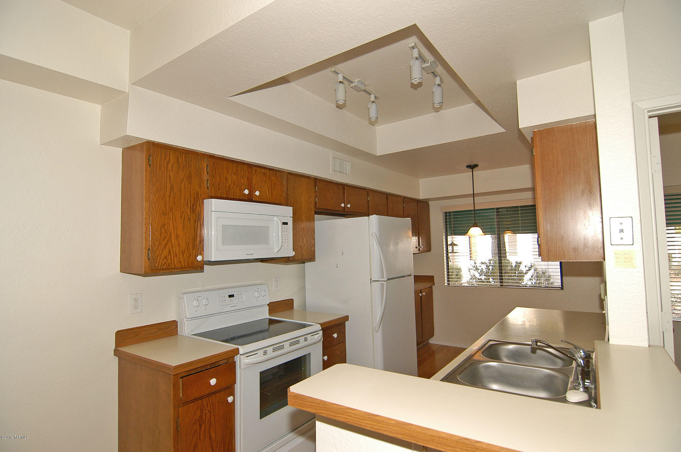 What a find! Rarely available 3 bedroom home in the desirable community of Summertree Condominiums; clean, bright and move in ready. Ground floor unit featuring Great Room plan, attractive engineered red oak flooring, newer carpet, security door, front courtyard, built ins, and plenty of storage. Also features newer baseboards and light fixtures, and newer blinds throughout. Updated hall bath has granite counter, newer toilet, hardware, showerhead and fixtures. Master bath also features newer toilet, sink and showerhead. Welcoming kitchen has a newer microwave, range, garbage disposal and sink/faucet. Also includes a breakfast nook and generous cabinets. A short stroll to the pool for a relaxing splash! You won’t want to miss this one!