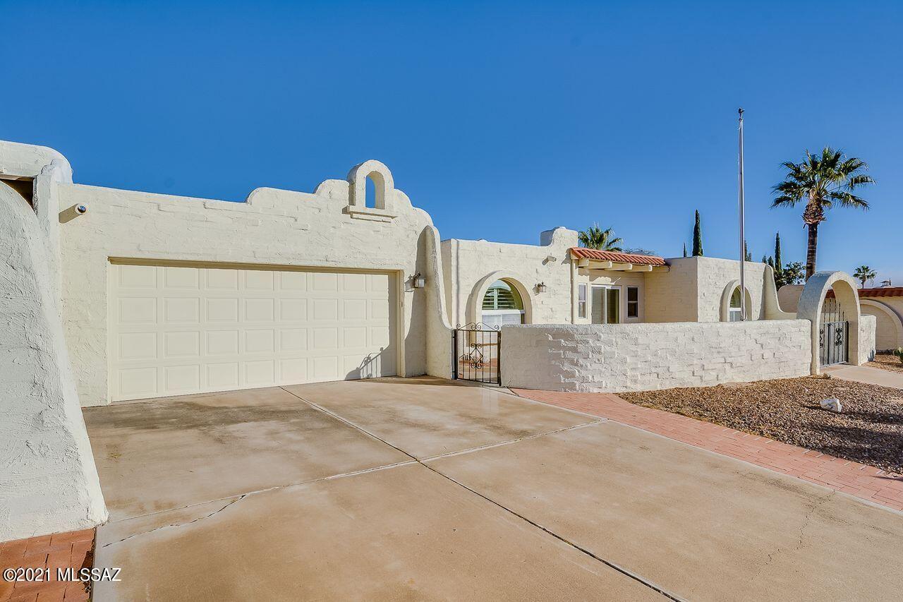 You must see this unique southwestern style home in an ideal neighborhood close to everything. This home was built by Whigham who utilized his architectural ideas to combine charming old world Mexican style with a modern flair. He brings the light from outside to the inside with a centrally located Arizona room, and an atrium in the back of the home. The kitchen has newer cabinets and a huge walk-in pantry. Sitting on a double lot enjoy the quiet and private back yard with high walls and covered patio with a mountain view from the front. Newer triple pane windows, high rise toilets, vanity and cabinets throughout home. 7 x 14 ft. storage room in back of garage. Casa Blanc fans and cedar lined closets. No GVR but it is available. HOA includes clubhouse, pool, hot tub and rec room. Hasten to make this home your home.