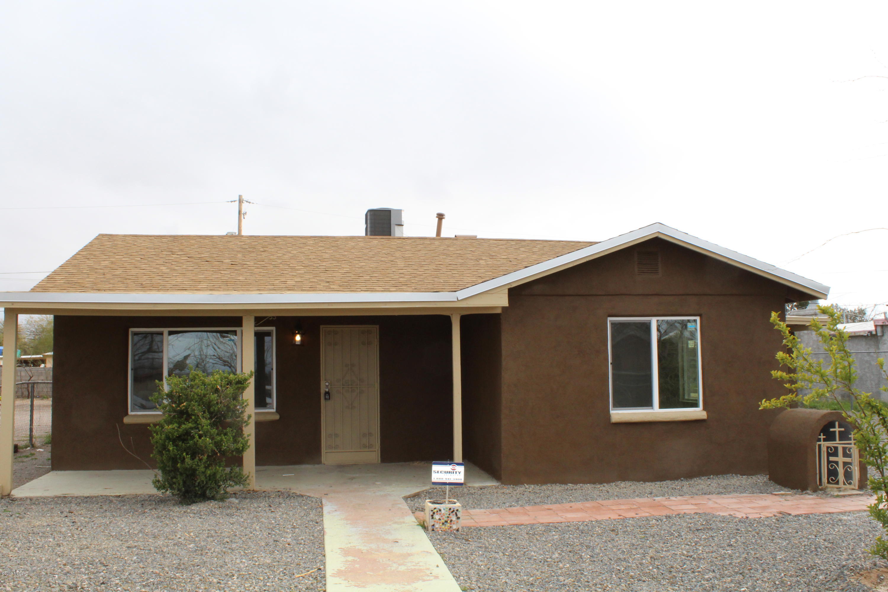 Charming remodeled home, features tons of Modern Updates.  New Windows, flooring, roof to name a few items.  Very BIG Lot, with Room for expansion.  This property is conveniently located near freeway and shopping.  This Beauty won't last long. Owner/Agent Licensed in the State of AZ
