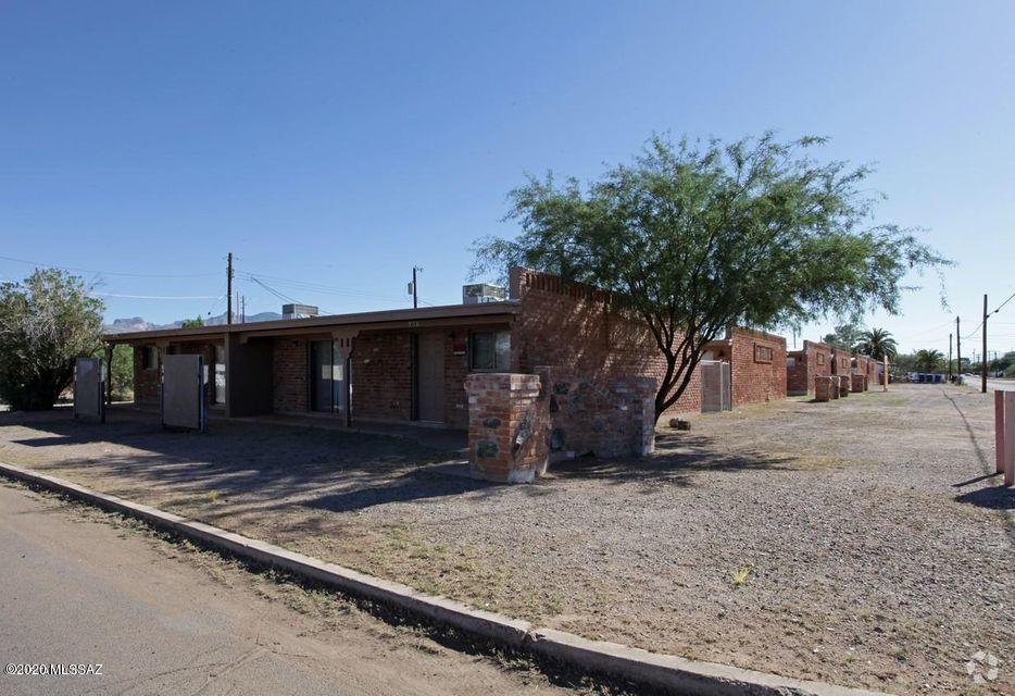 Great location, efficient living in this 6 duplex community.