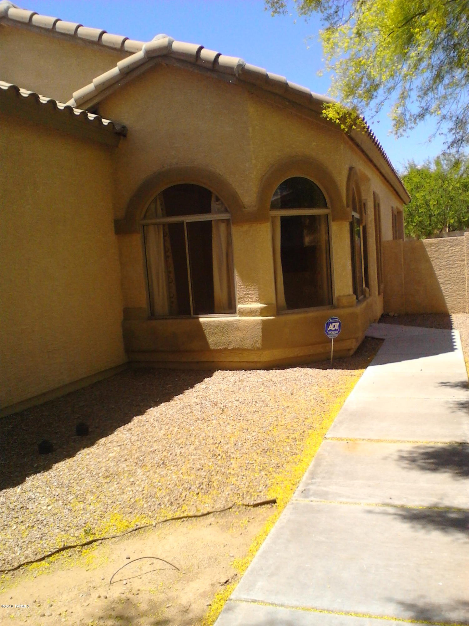 Newly painted, Tile, carpet, nice location. Double car garage, High privacy fence.  Close proximity to the Lake! Amenities included !