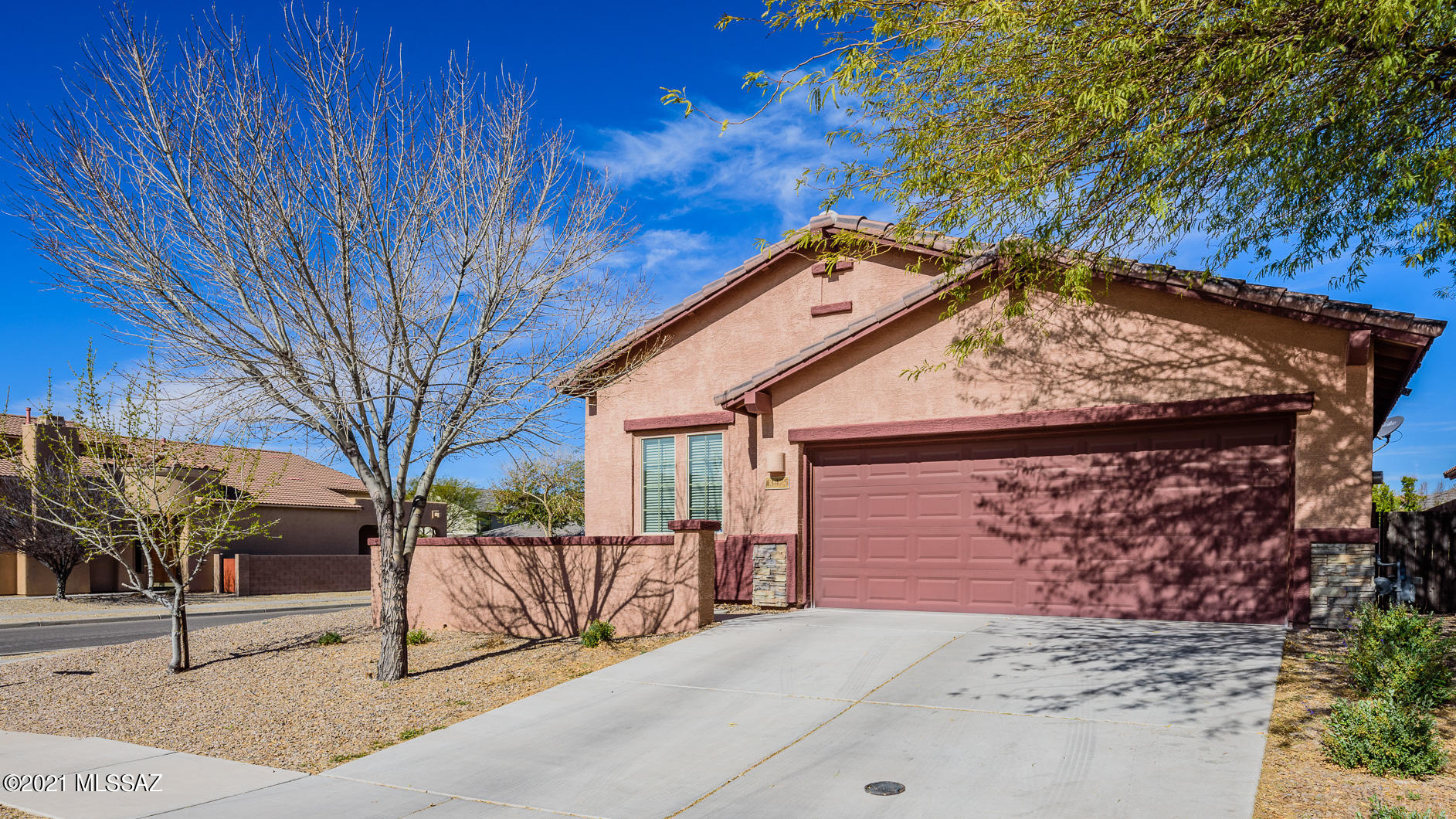 Very well taken care of open floorplan located in Vail's award winning school district and walking distance from Rancho Del Lago's pristine golf course! Tile throughout, pendant lighting, granite counterops, stainless steel appliances, paver patio in backyard, and much more!