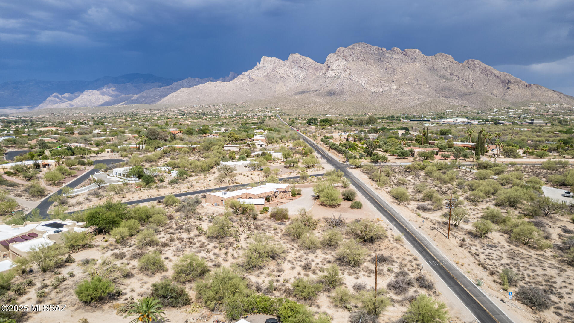 Seller Financing Available Amazing build-to-suit lot at Oro Valley Country Club! Gorgeous mountain views, easy access to highways, and in-property utilities await you in this Charming lot! Don't miss this excellent investment opportunity for this 1-acre lot! Located in a developed zone, this level land is ideal for you to create your dream home! Don't miss it!