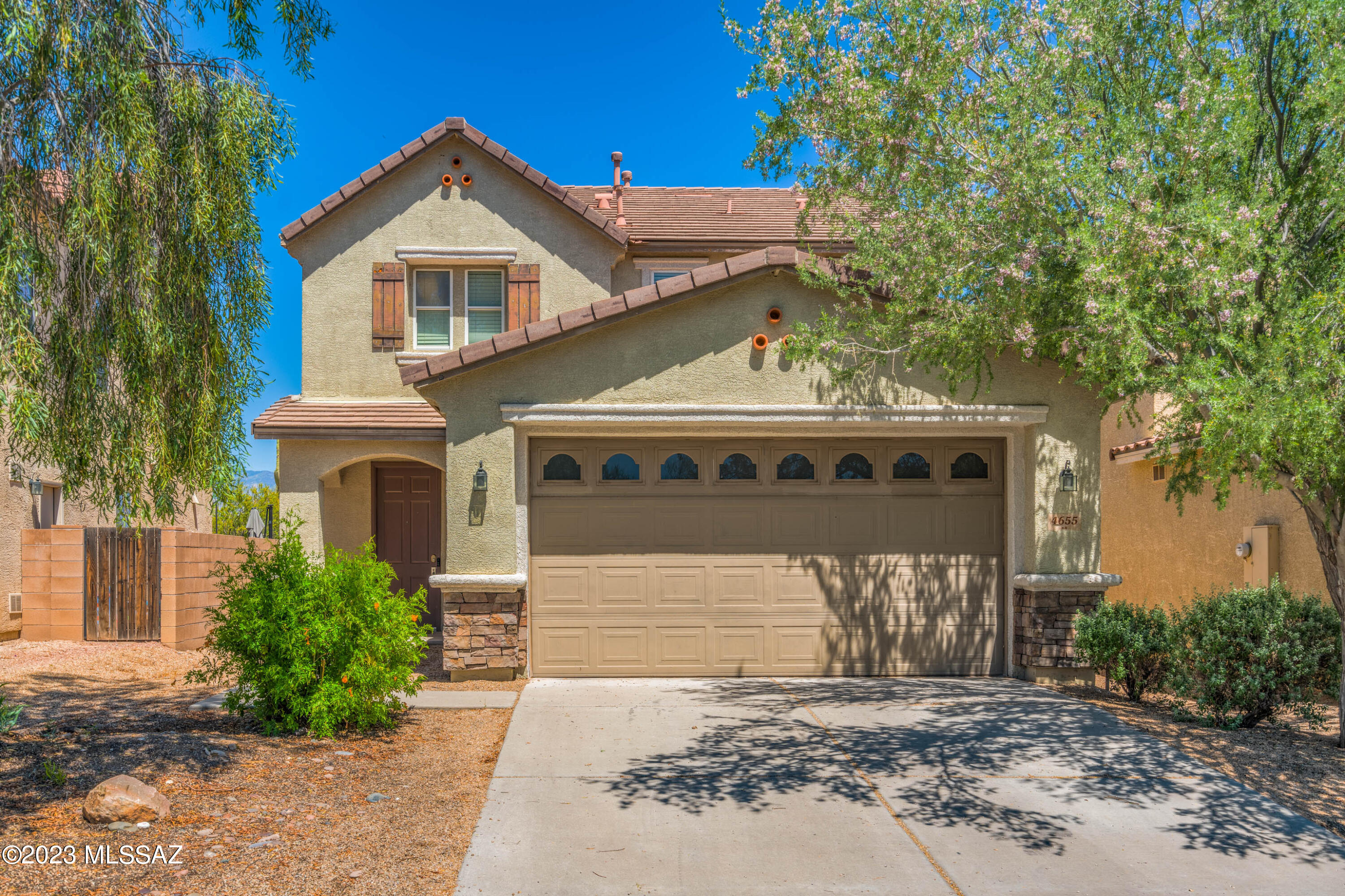 WELCOME TO YOUR NEW HOME. THIS WELL MAINTAINED 4 BED 2 BATH HOME IS PERFECT TO MAKE INTO YOUR OWN. HIGH CEILINGS, WOOD LAMINATE FLOORING, A BACKYARD WITH SPECTACULAR VIEWS, AND THE SPACE TO GROW. RIGHT ACROSS THE STREET FROM THE NEIGHBORHOOD PARK IT FEELS NICE AND COMFORTABLE. EASY ACCESS TO I-10 FOR YOUR COMMUTE. DON'T MISS OUT ON THIS AWESOME OPPORTUNITY TO OWN IN A SMALL  COMMUNITY WITH SO MUCH OPPORTUNITY.