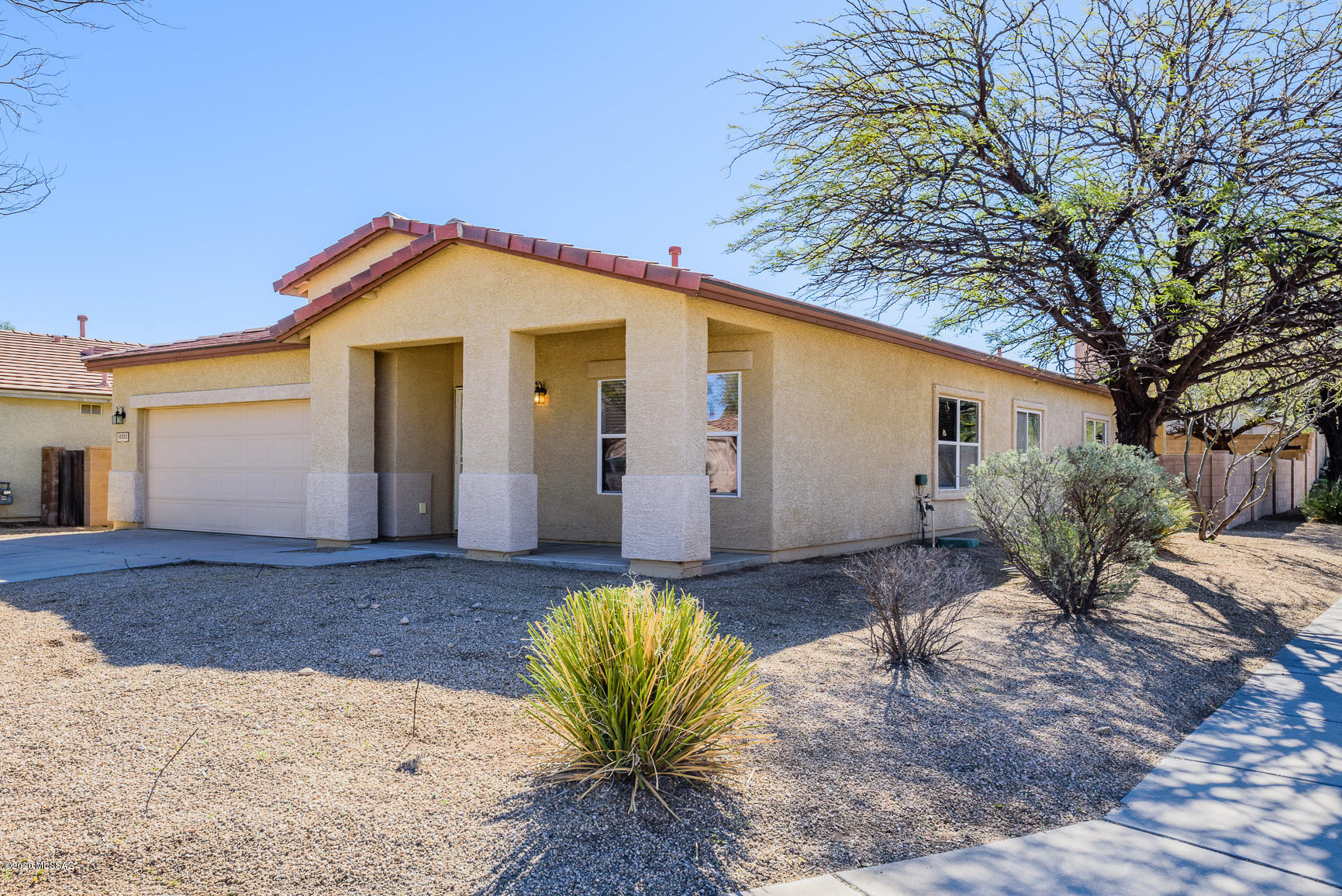 BEAUTIFUL CORNER LOT MESQUITE RANCH HOME! EXTRA 20'' TALL CEILINGS! LARGE
KITCHEN WITH ISLAND, MAPLE CABINETS, LARGE MASTER SUITE WITH SLIDING DOOR
TO PATIO, WALK IN CLOSETS, DEN CAN BE USED AS AN OFFICE OR A 4th BEDROOM,
PATIO, DOUBLE GARAGE AND CENTRAL AIR. LIGHT EVERYWHERE! 2 COMMUNITY POOLs
W/PLAYGROUNDs + BASKETBALL COURT & VOLLEYBALL. VAIL SCHOOL DISTRICT.