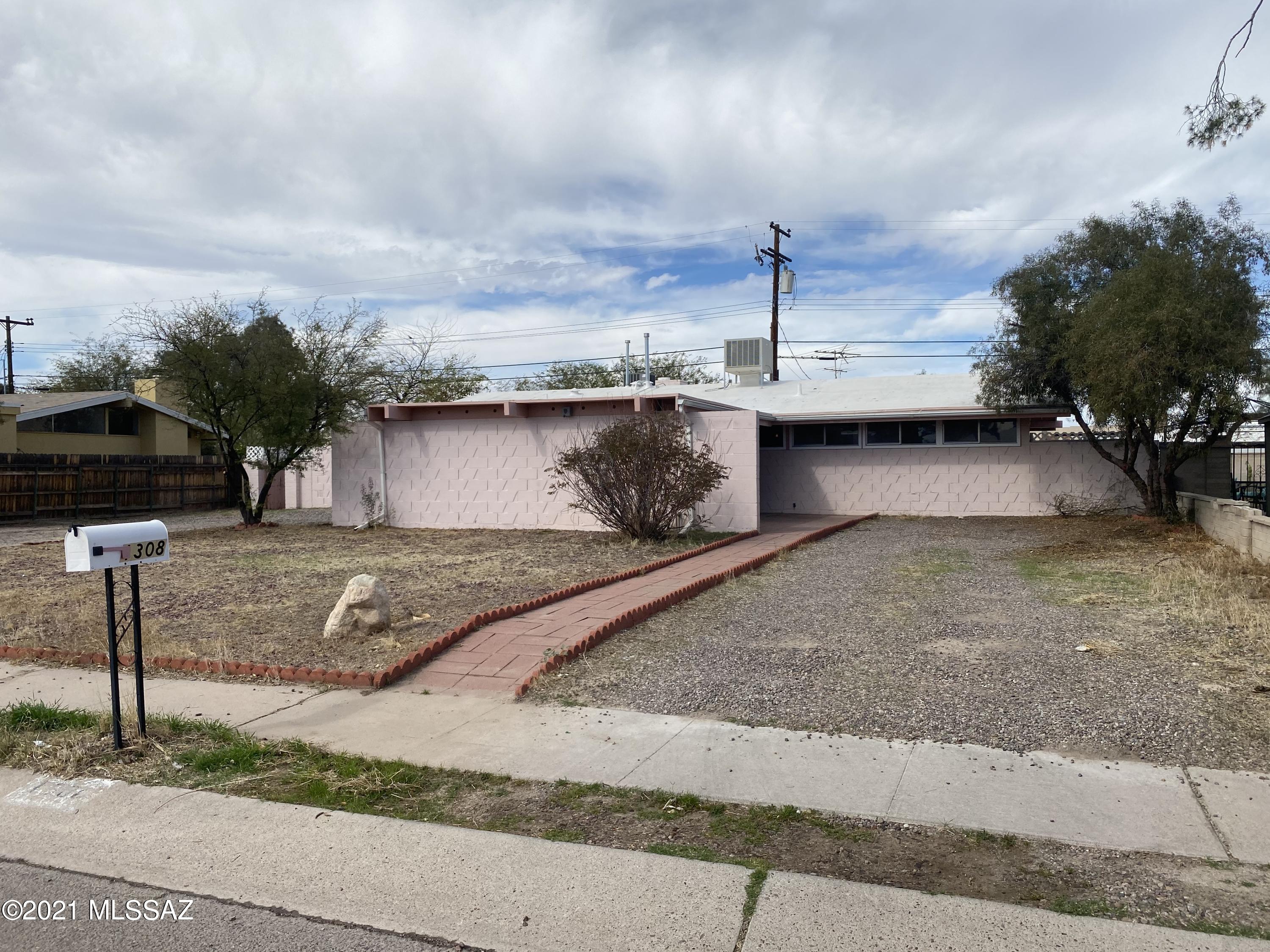 DIAMOND IN THE ROUGH 4 bed 2 bath with huge extra detached room that could be a 5th bedroom, office rec room or use your imagination. This home will need some fixup.
NO HOA! Located with easy access to I-10 and close to all shopping and minutes from Northwest Hospital.
Possible Investor property.